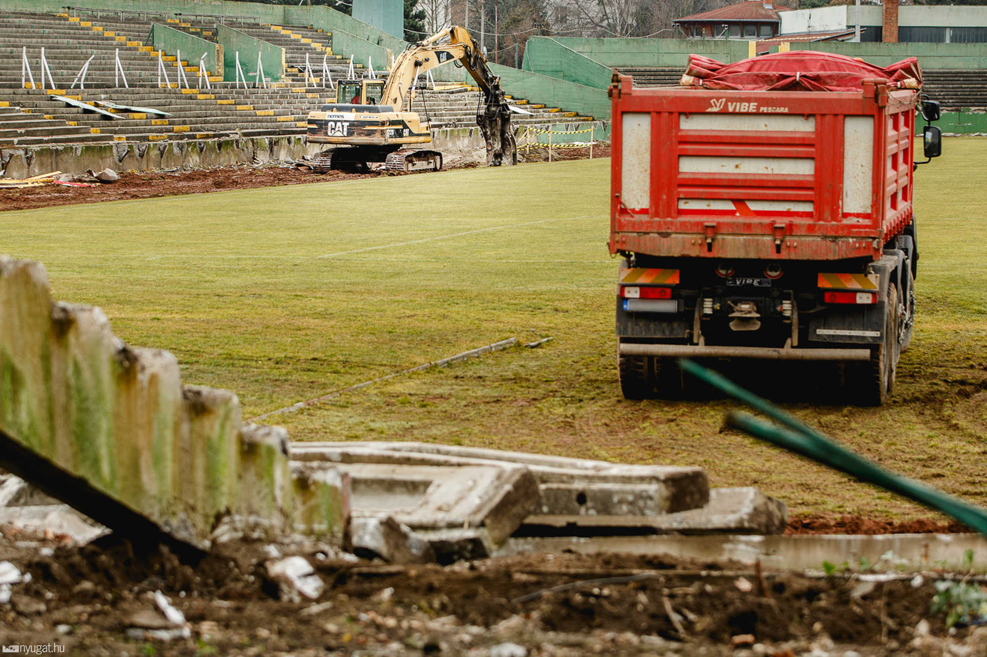 Bontják a Rohonci úti stadiont