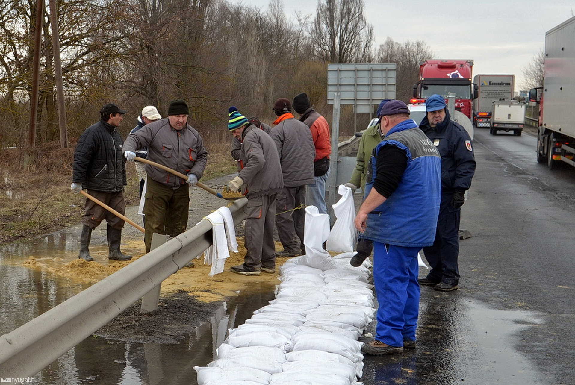 A Csörnöc patak áradása Körmend közelében, a 86-os főútnál