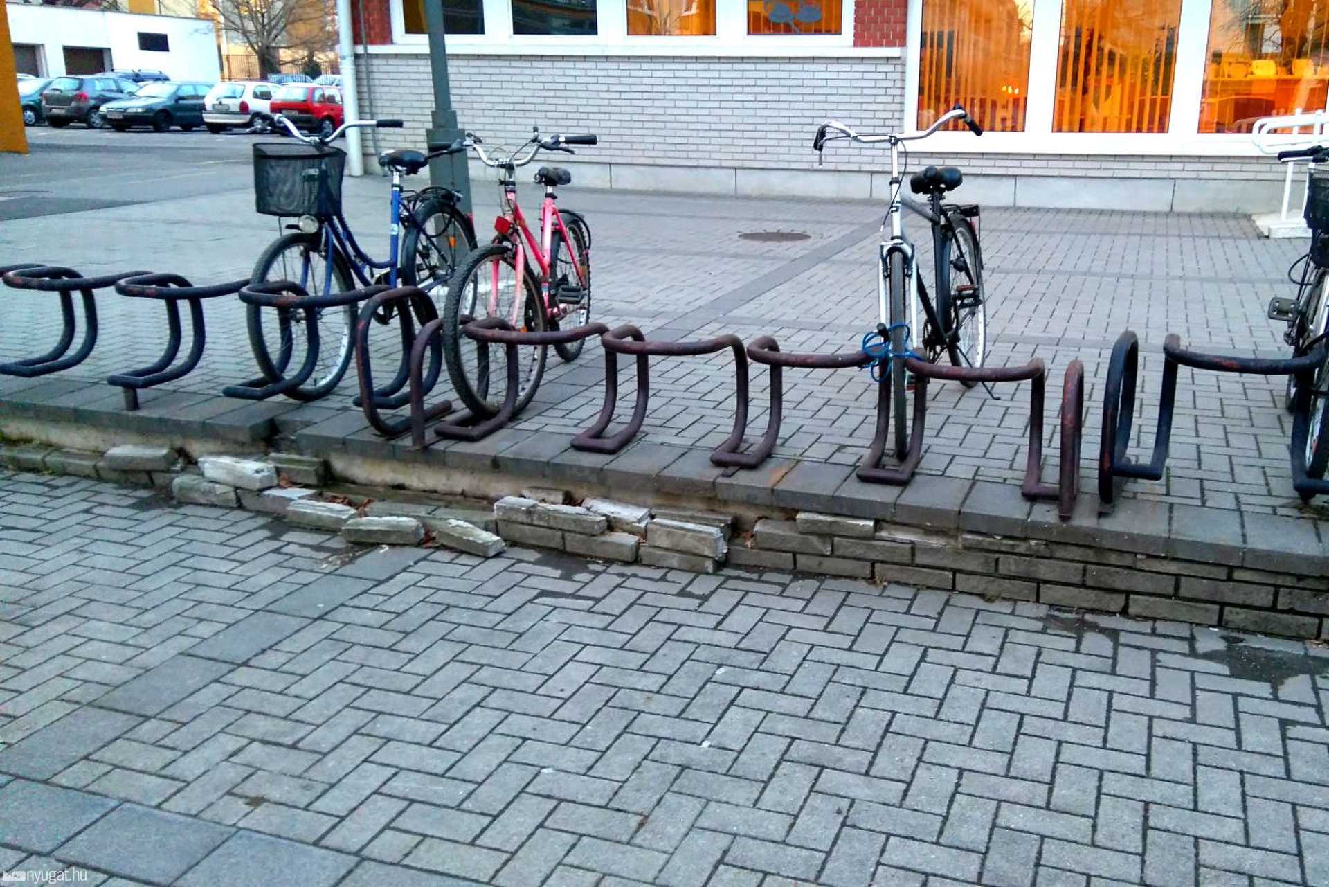Biciklitároló a Berzsenyi Könyvtár előtt