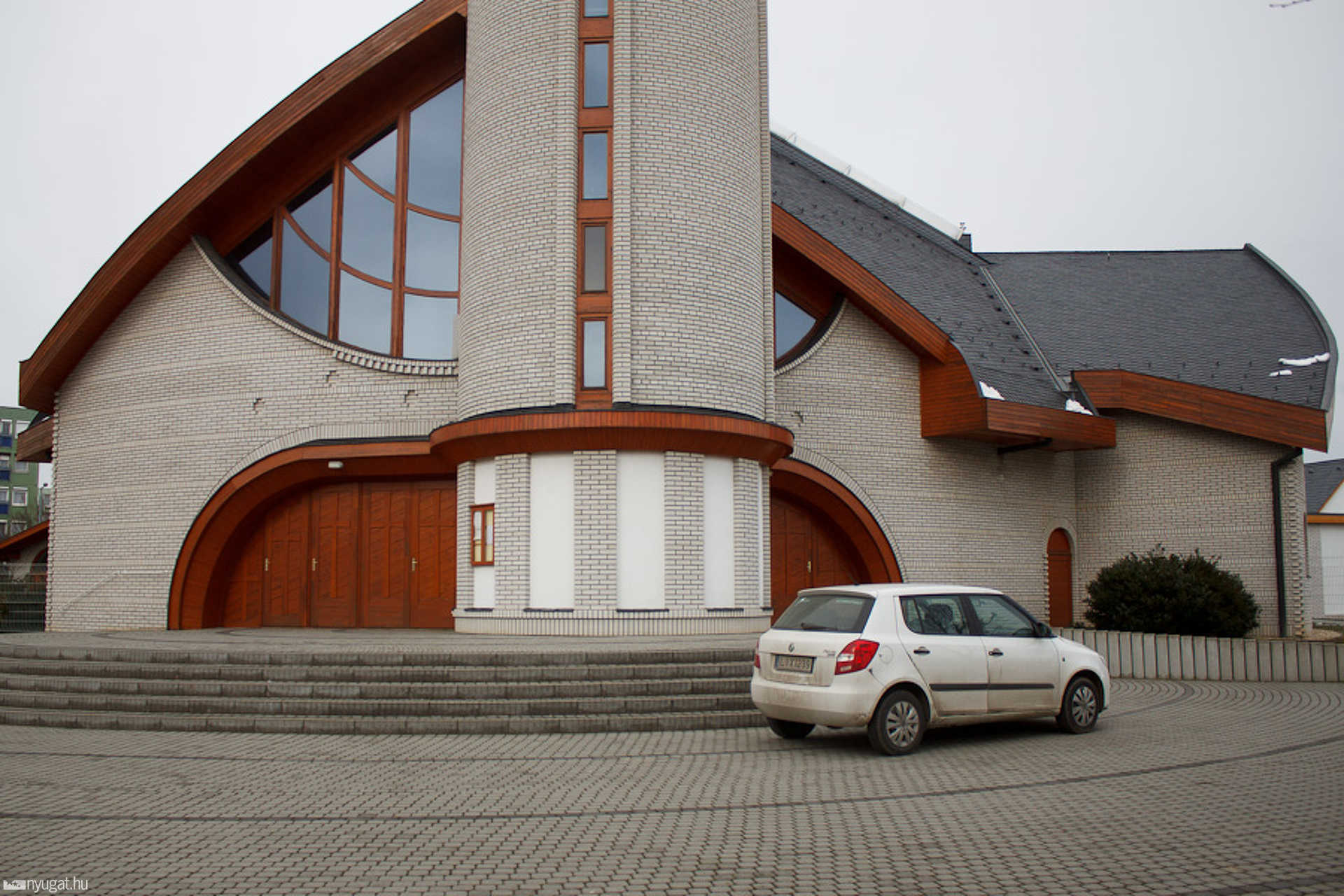 Batthyány-Strattmann László emlékére és a Fatimai Szűz tiszteletére épült templom, Olad