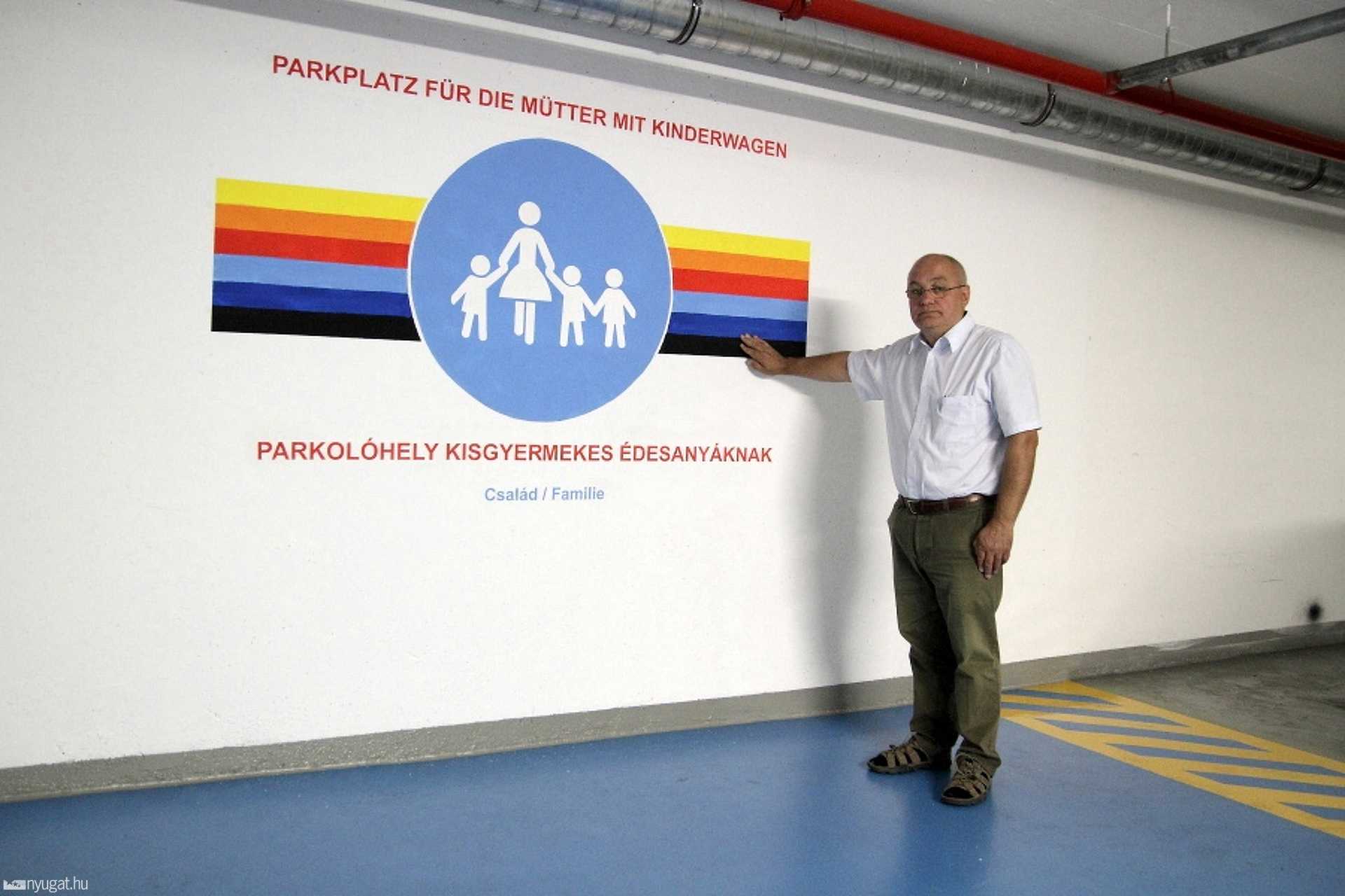 Komornoki László mutatja meg a nagycsaládos parkolót a mélygarázsban