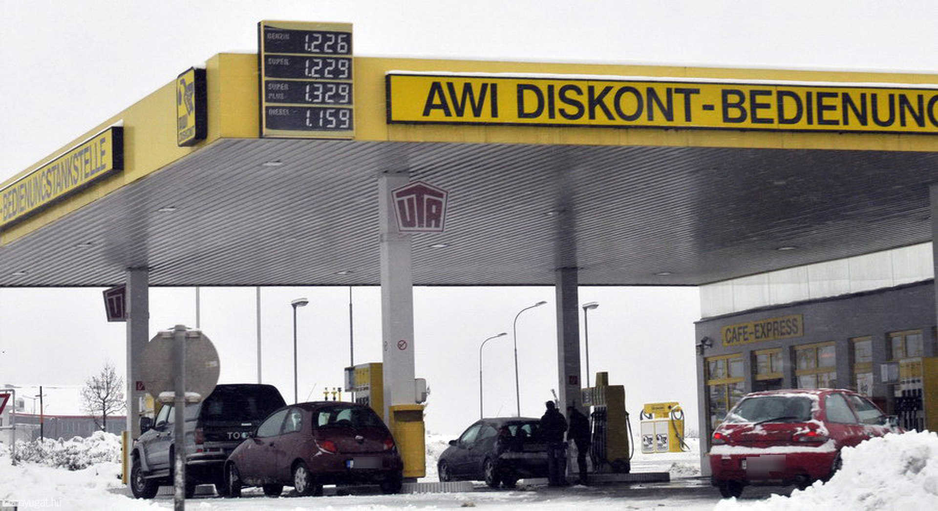Osztrák benzinkút, magyar autókkal
