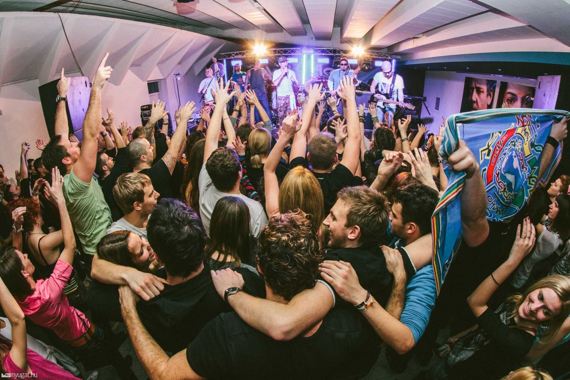 Ocho Macho koncert a Savaria moziban
