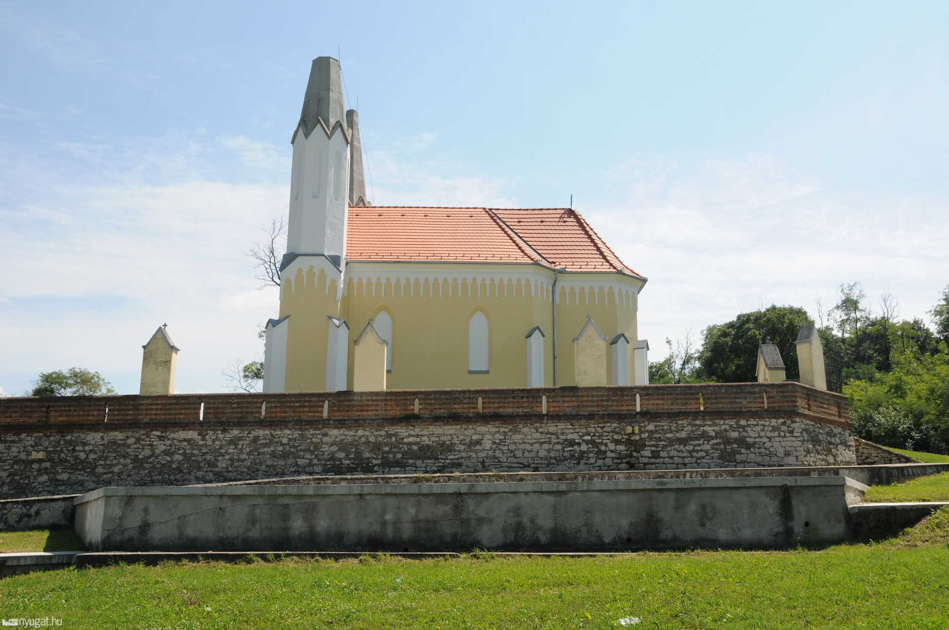 Kápolna, előtérben a színpad alapjával