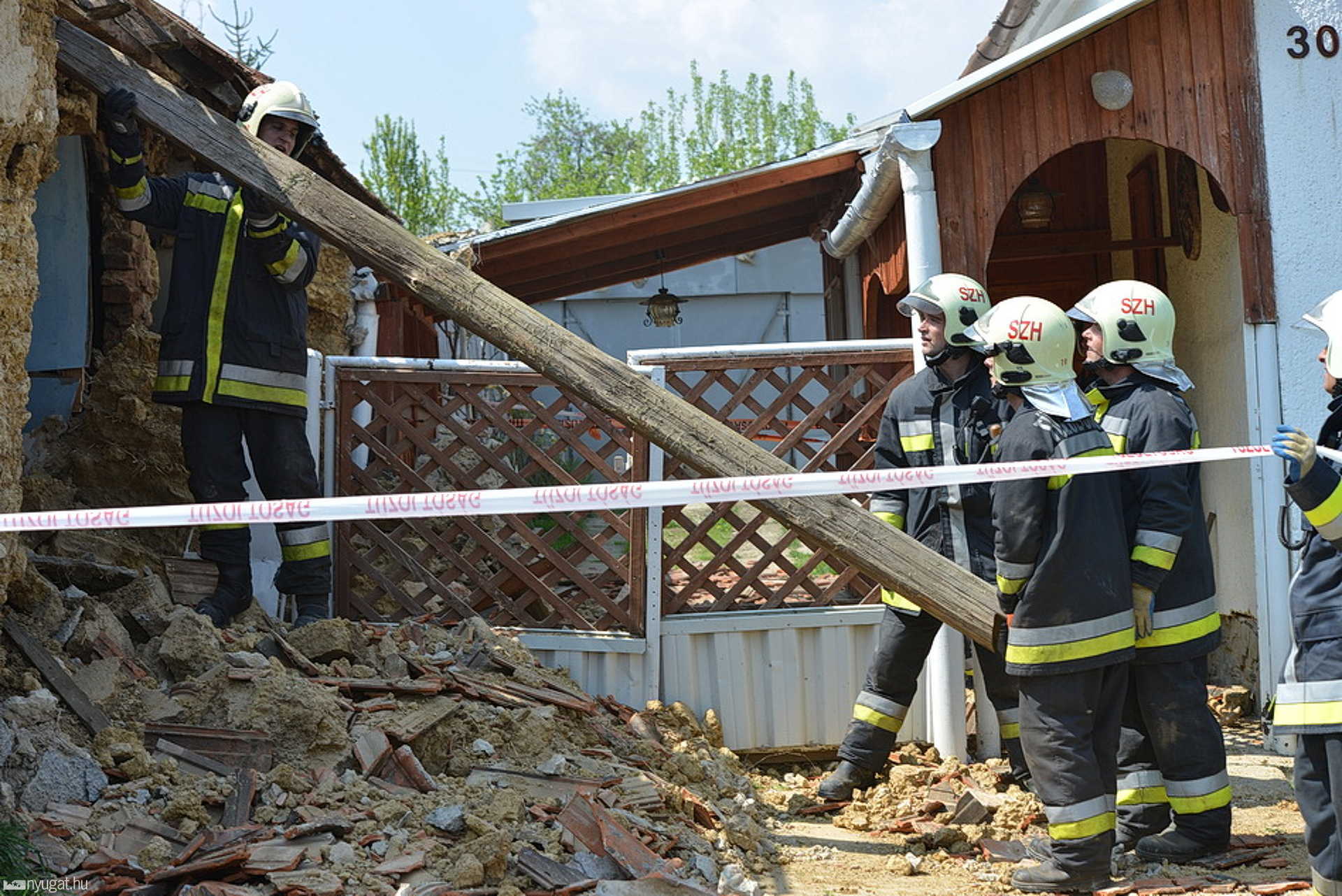 Házfal dőlt le Toronyban - bontani kell az életveszélyes épületet