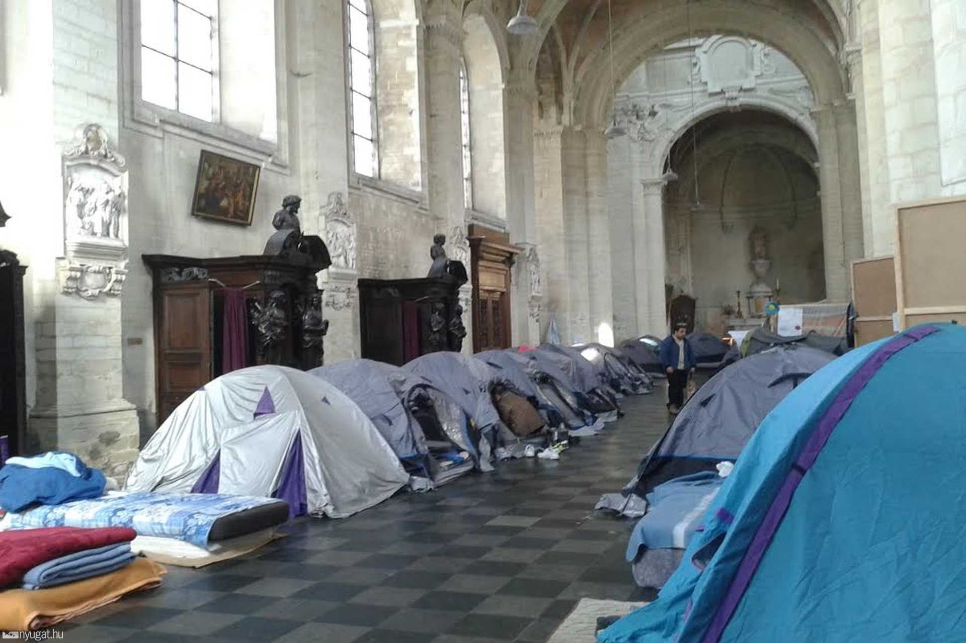 Afgán menekültek egy templomban elszállásolva