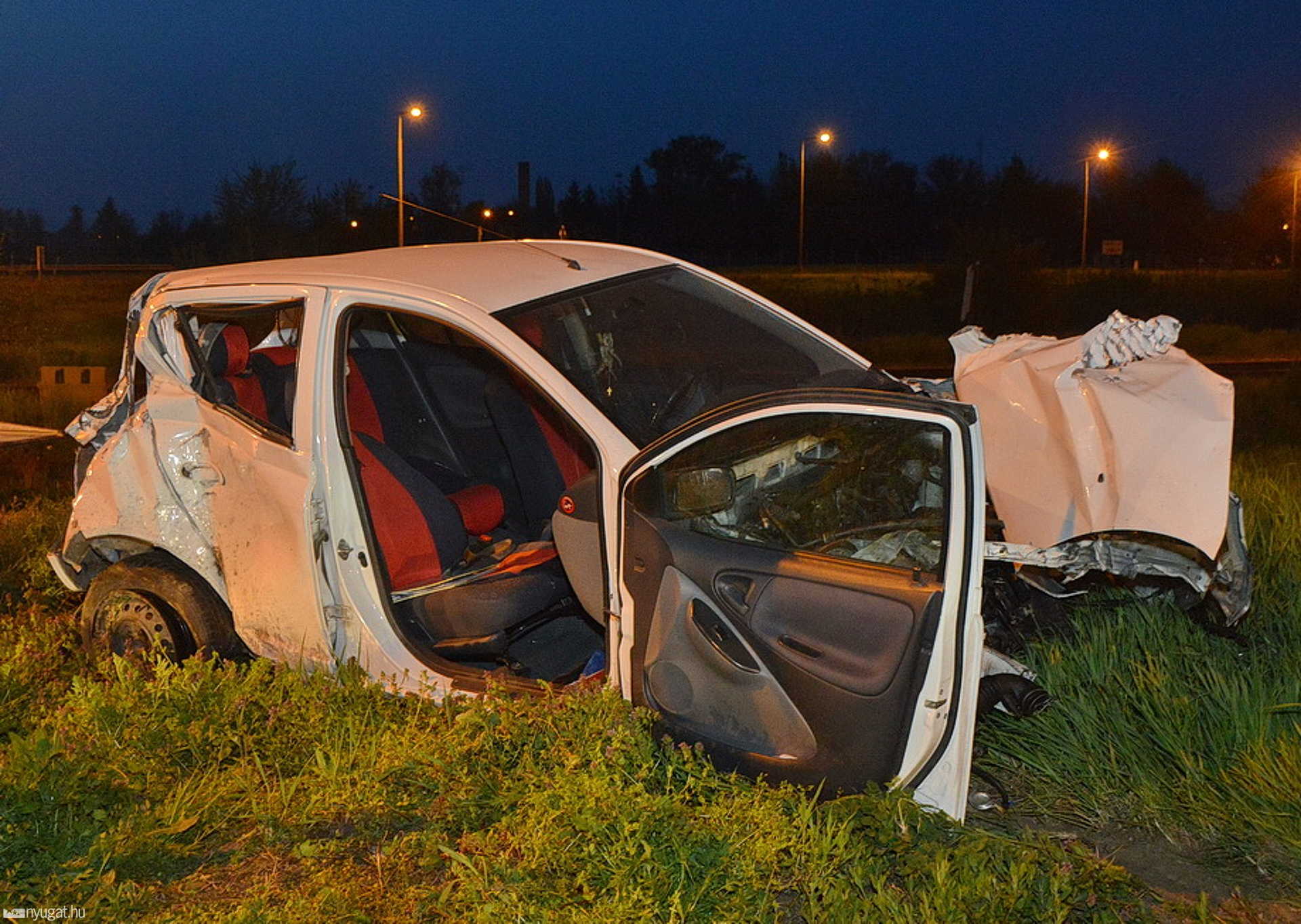 Vonat oldalába hajtott a Toyota Sárváron