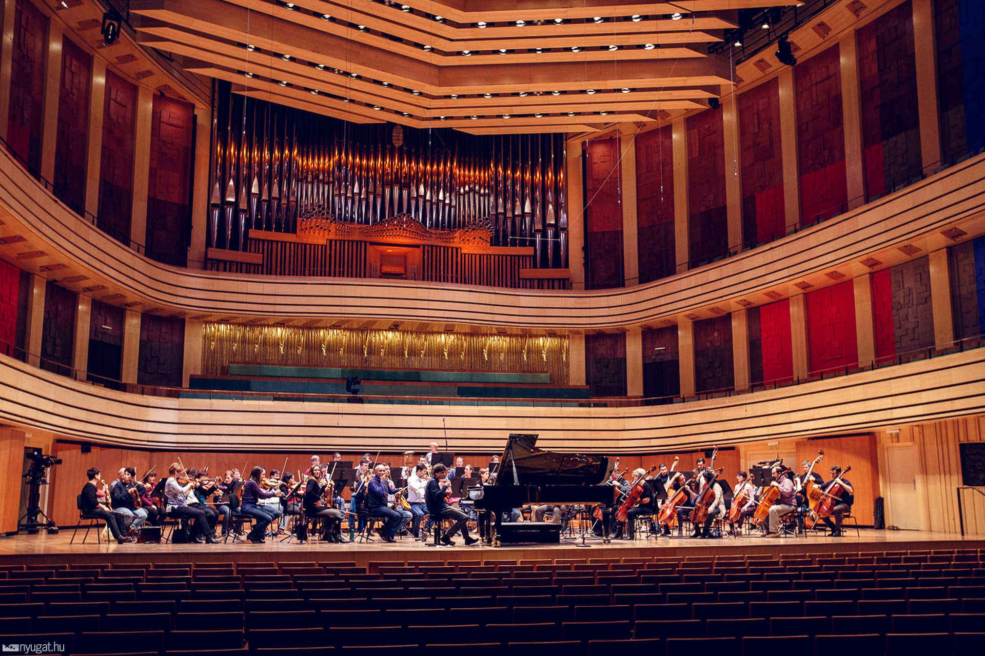 Próbál a Savaria Szimfonikus Zenekar a MüPa-beli koncert előtt