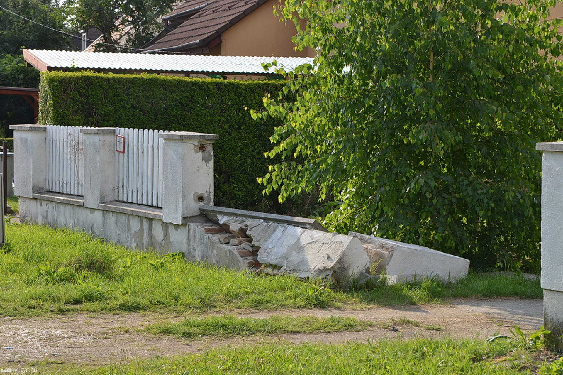 Rosszul lett a sofőr, kerítésnek hajtott