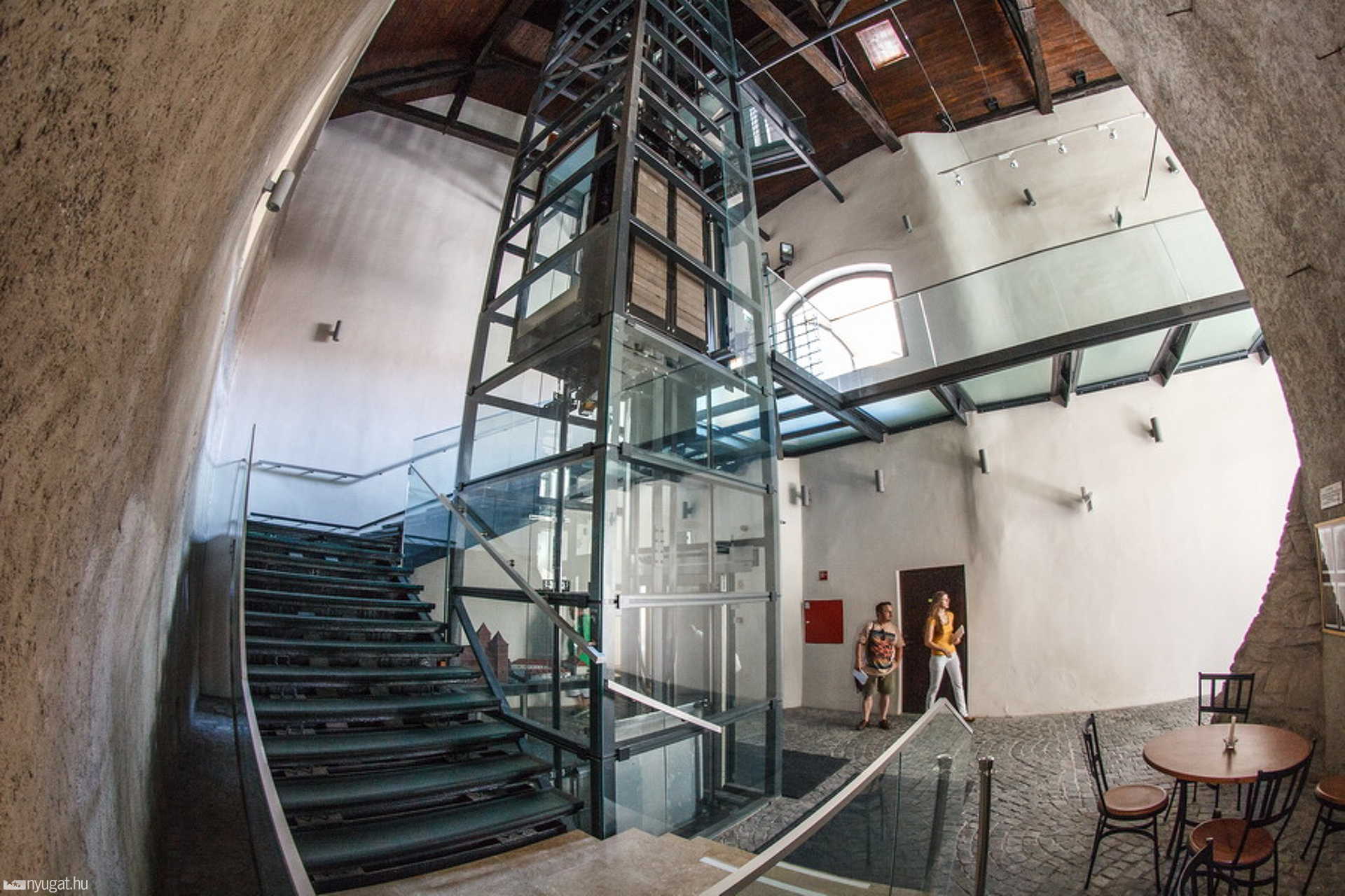 Középkori falak, modern lift