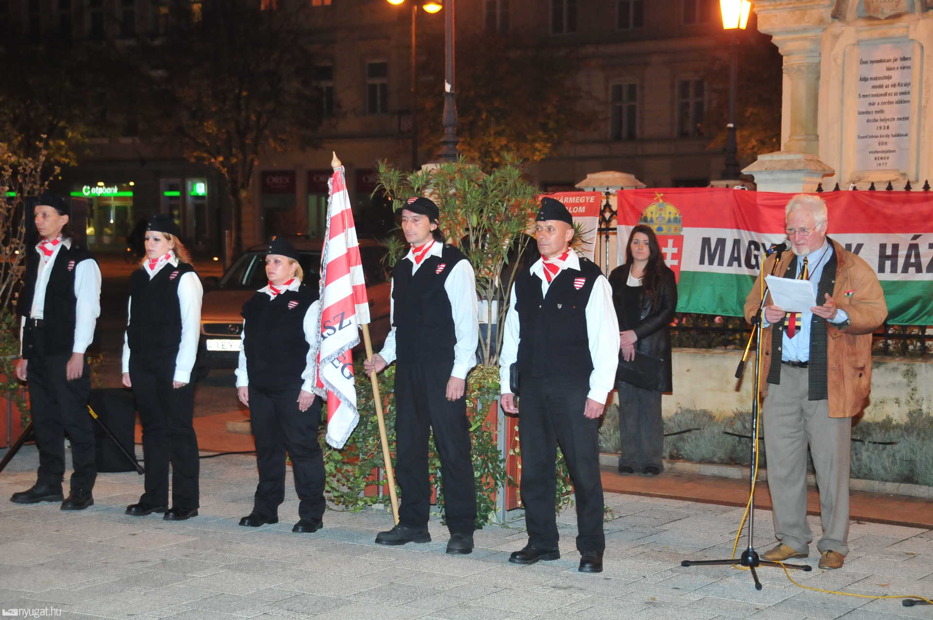 Demonstráció Szombathelyen a szlovák rendőrök magyar szurkolók elleni erőszakos fellépése miatt