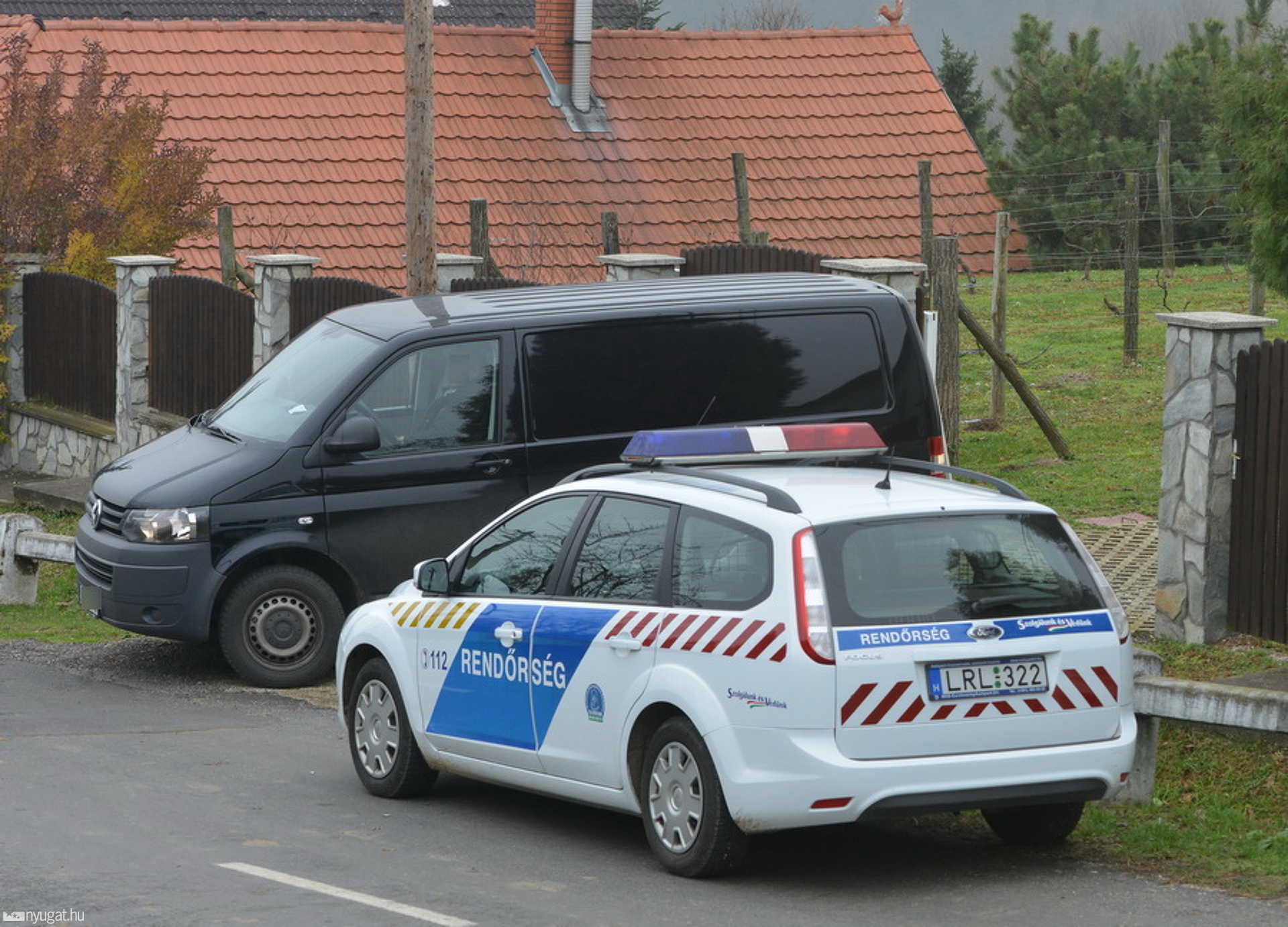 Délután érkezett a halottszállító a holttestért