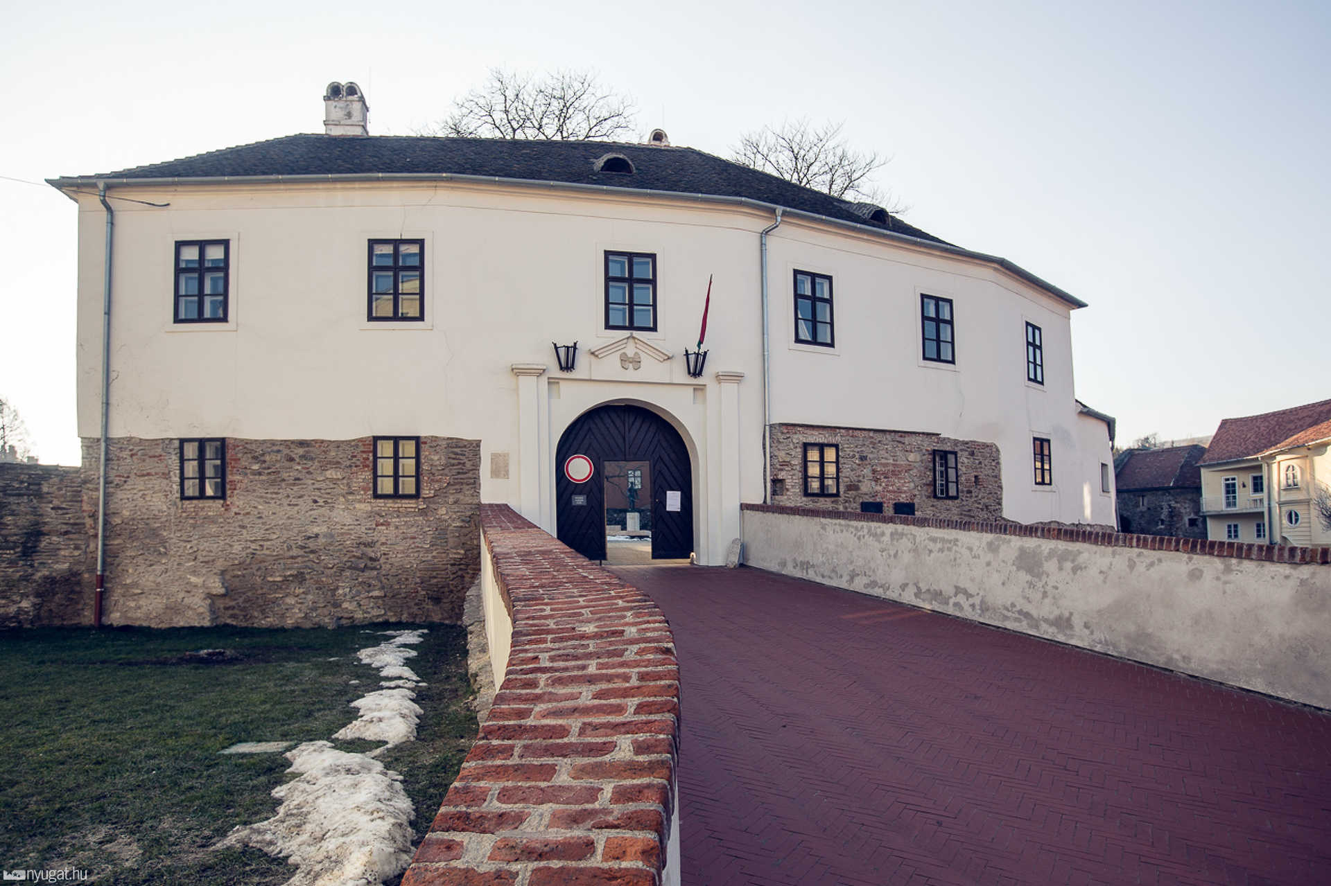 Átadták a felújított várat Kőszegen
