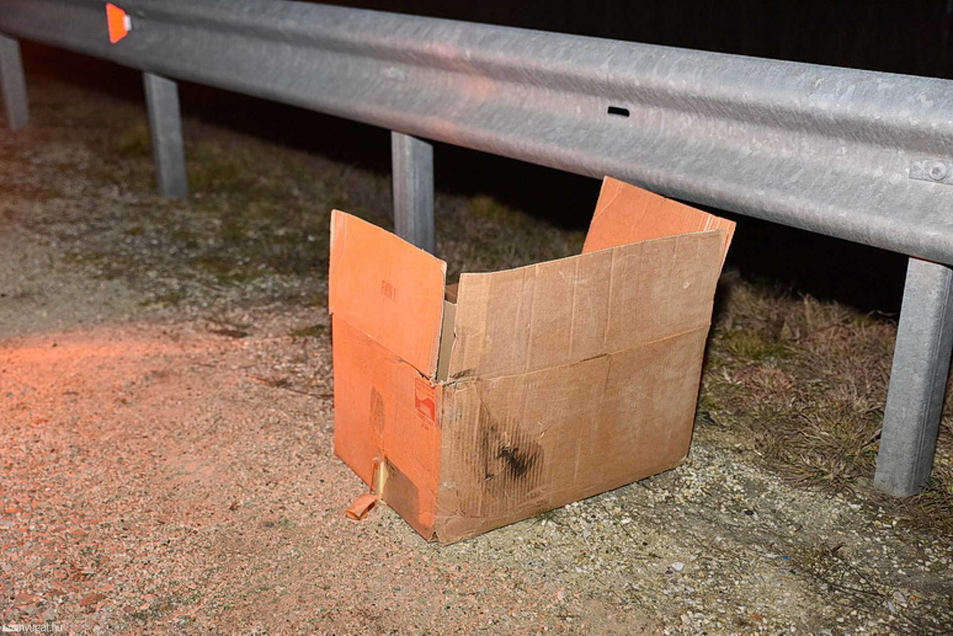 Doboz miatt tört össze két autó az M86-oson
