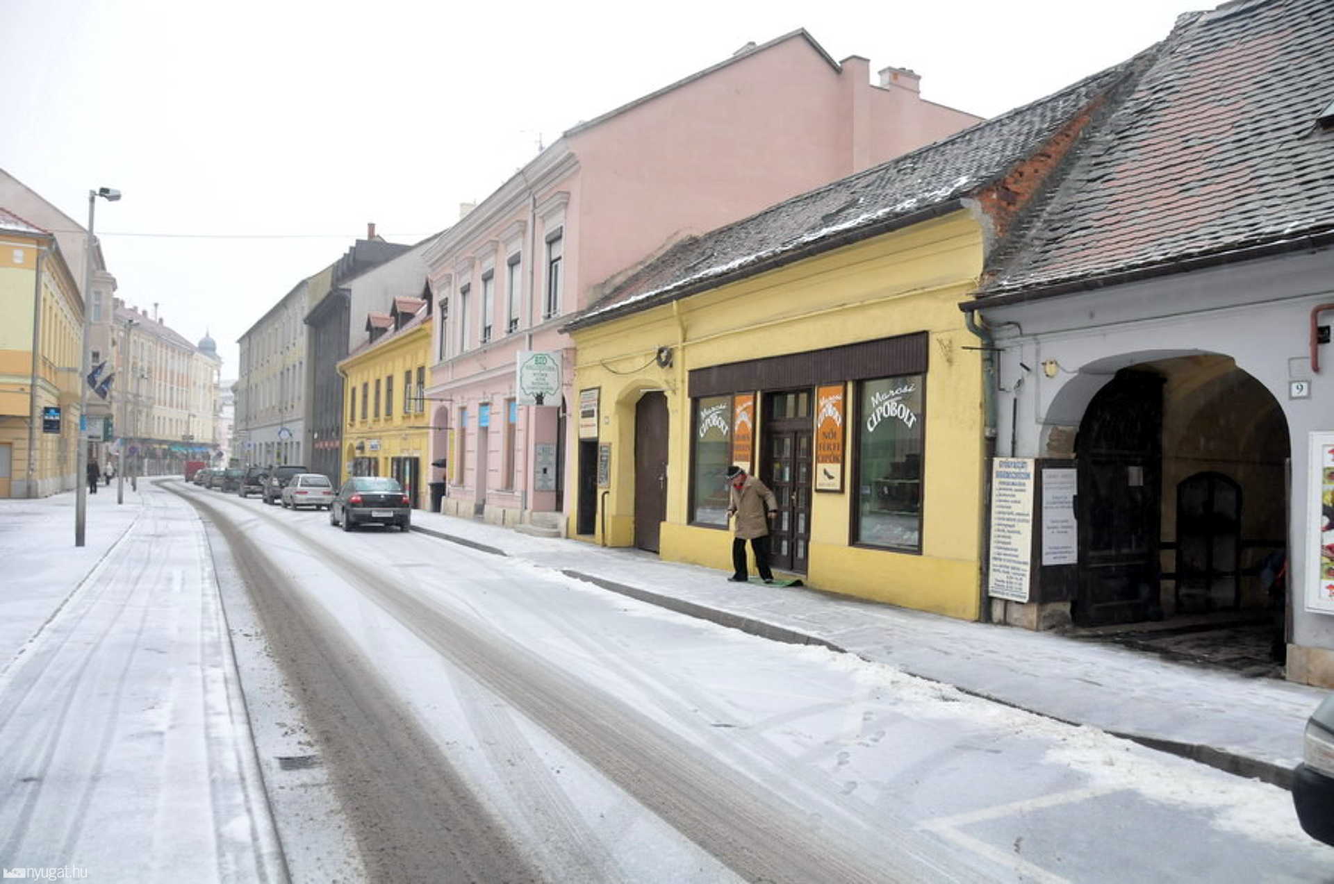 Üres utak, üres parkolók - autó nélkül sem áll meg az élet