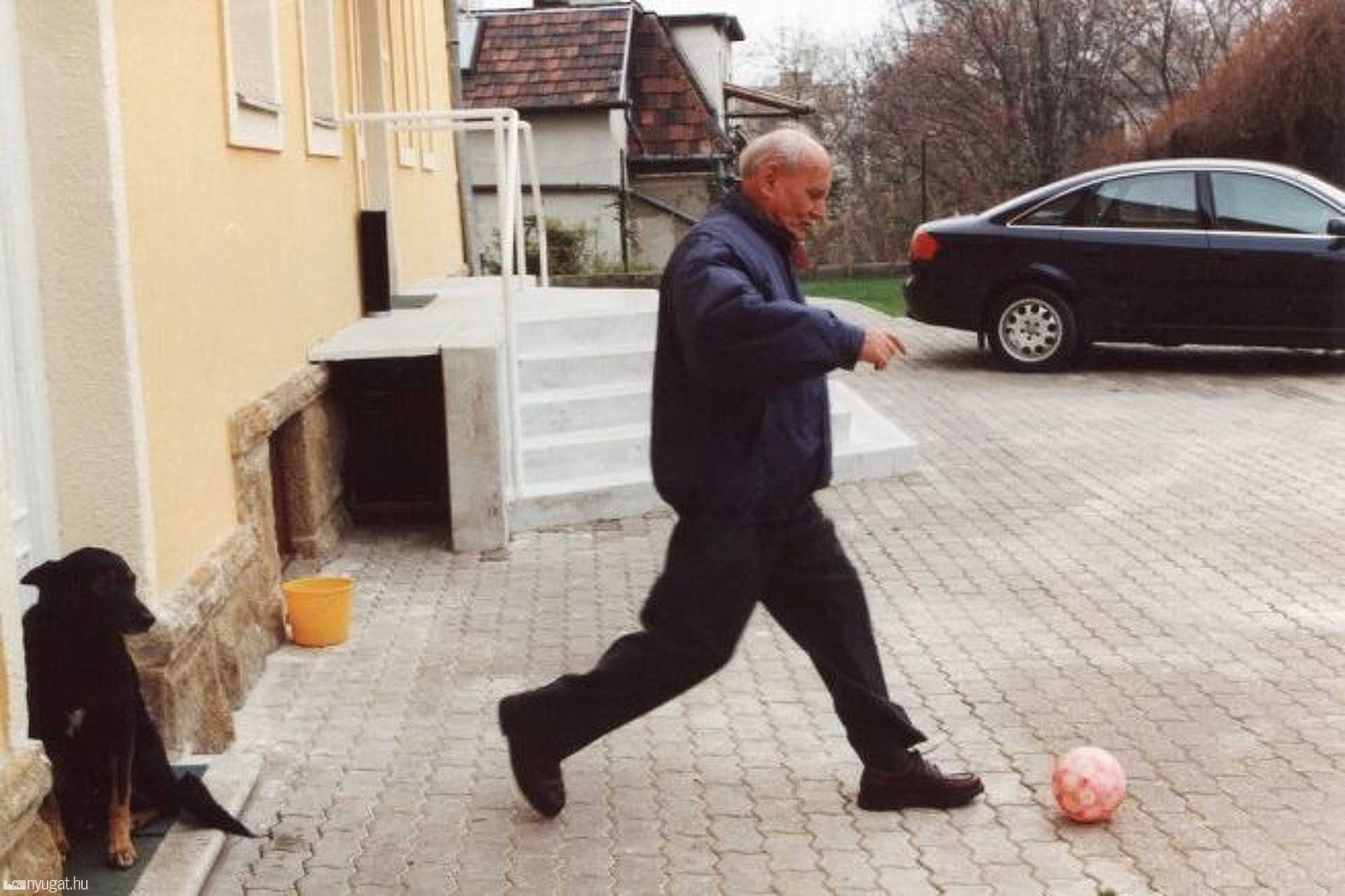Göncz Árpád labdába rúg