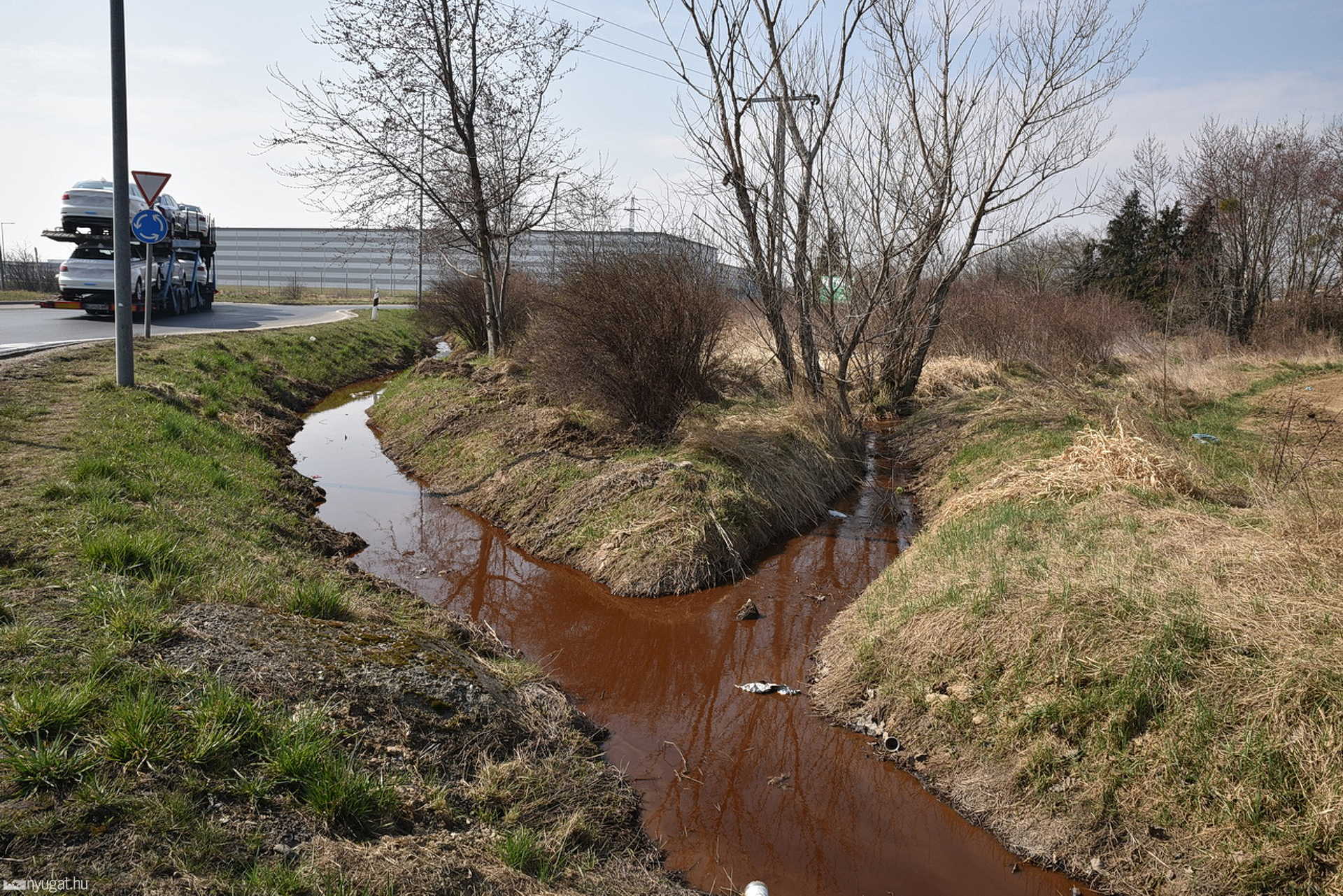 Vörösbarna víz folyik a 86-os főút mellett a Falco tűz után