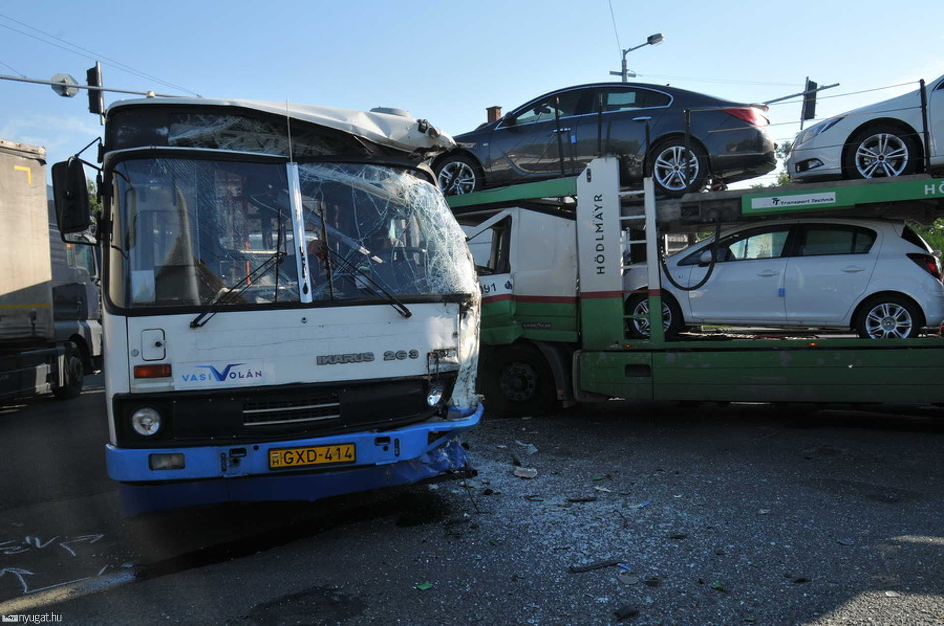 Autószállító tréler ütközött autóbusszal Szombathelyen