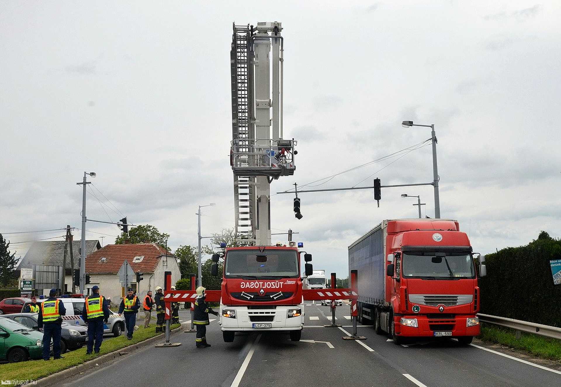 Leszakadt jelzőlámpát szereltek a viharban Szombathelyen