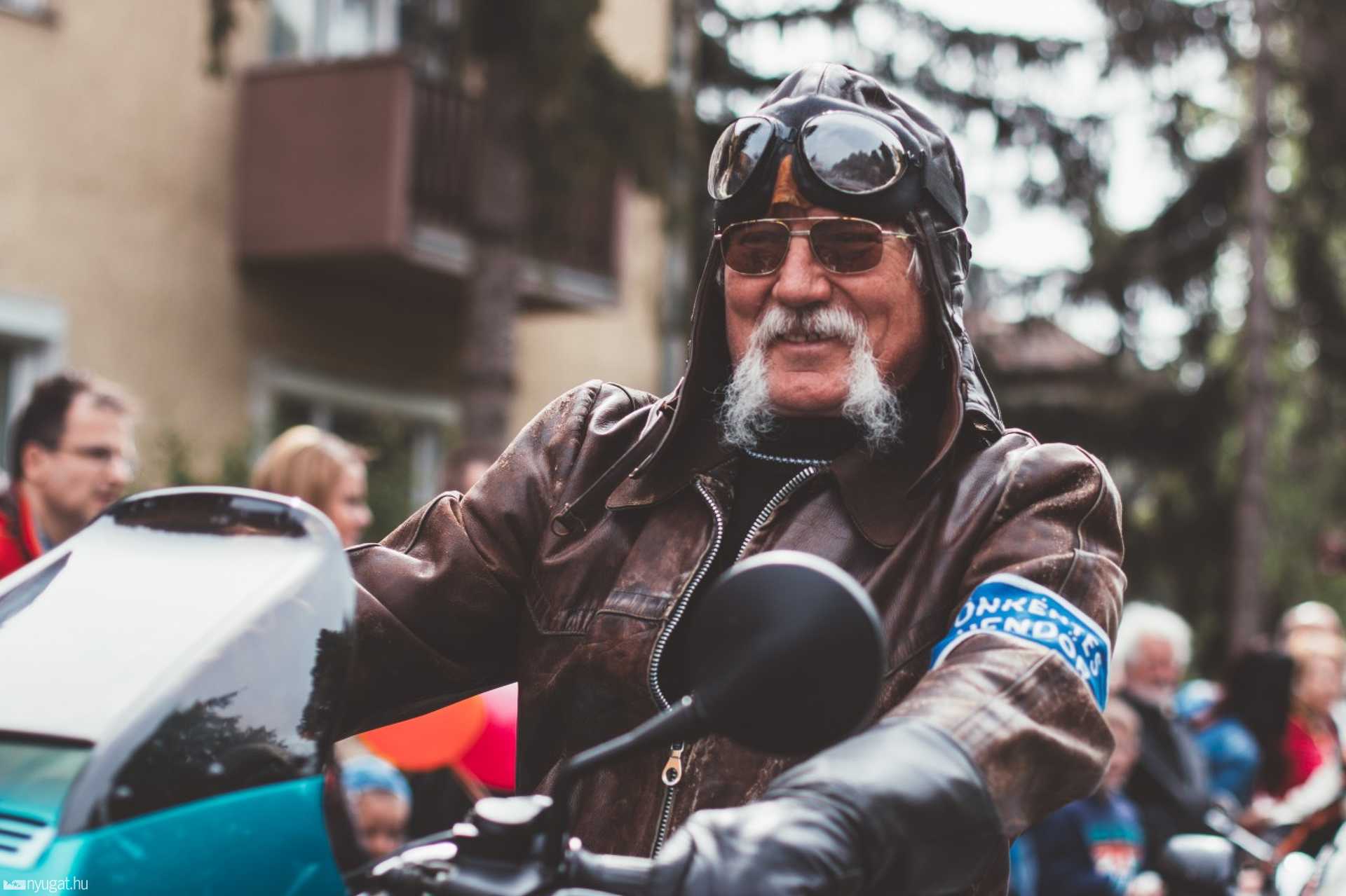 Retro felvonulás május elsején