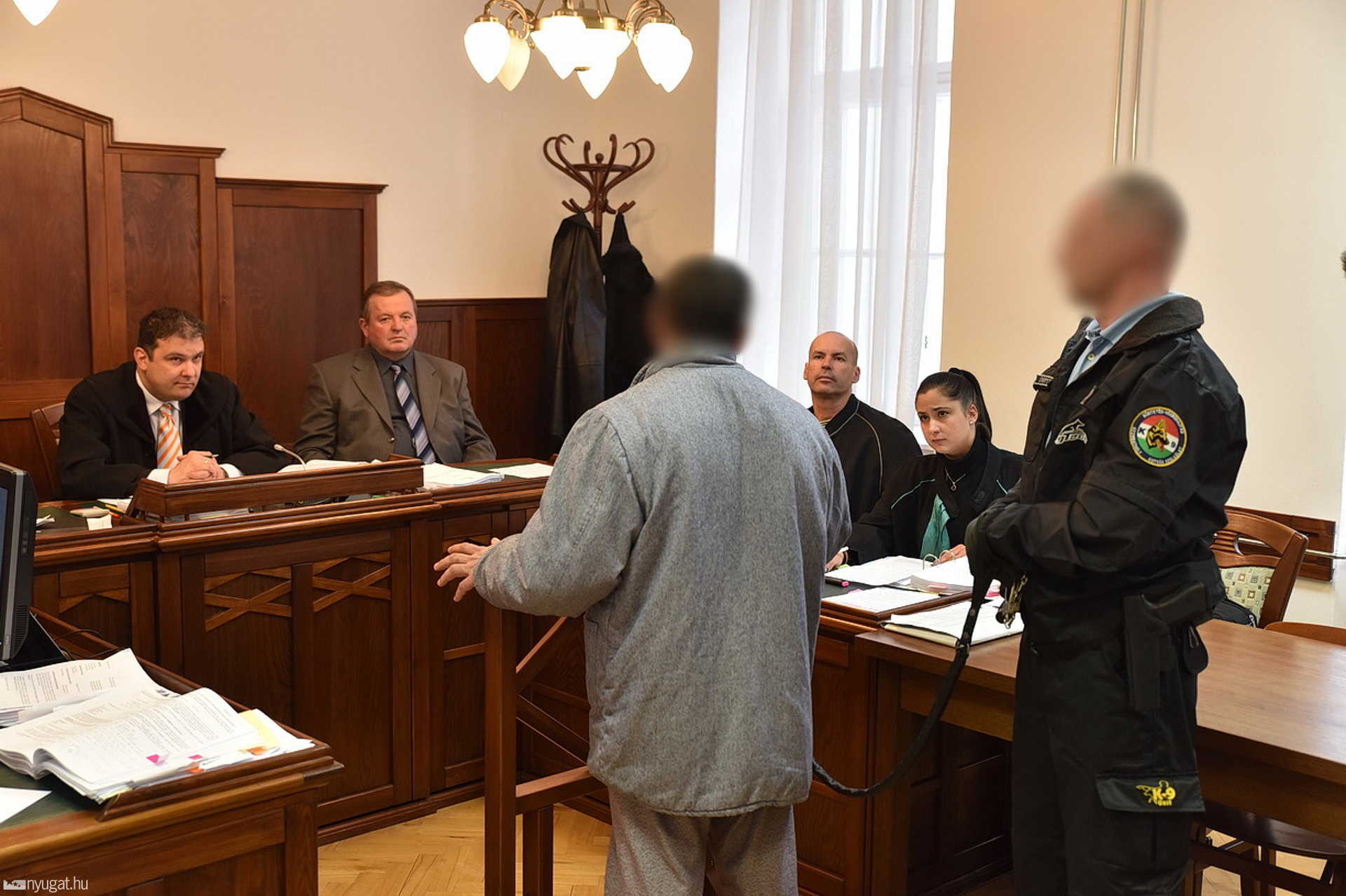 Megkezdődött a hajléktalan nőt megmérgező hajléktalanok tárgyalása