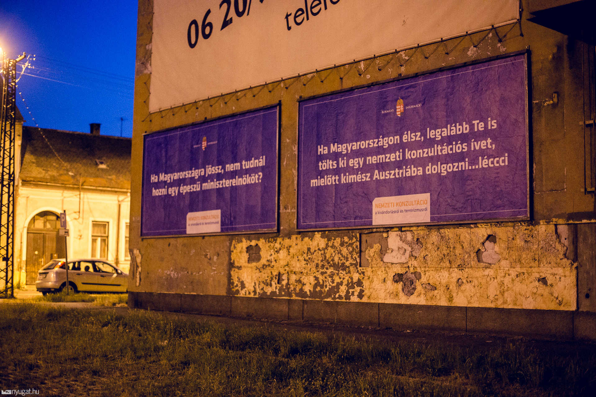 Meghekkelt plakátok a cipőgyárnál