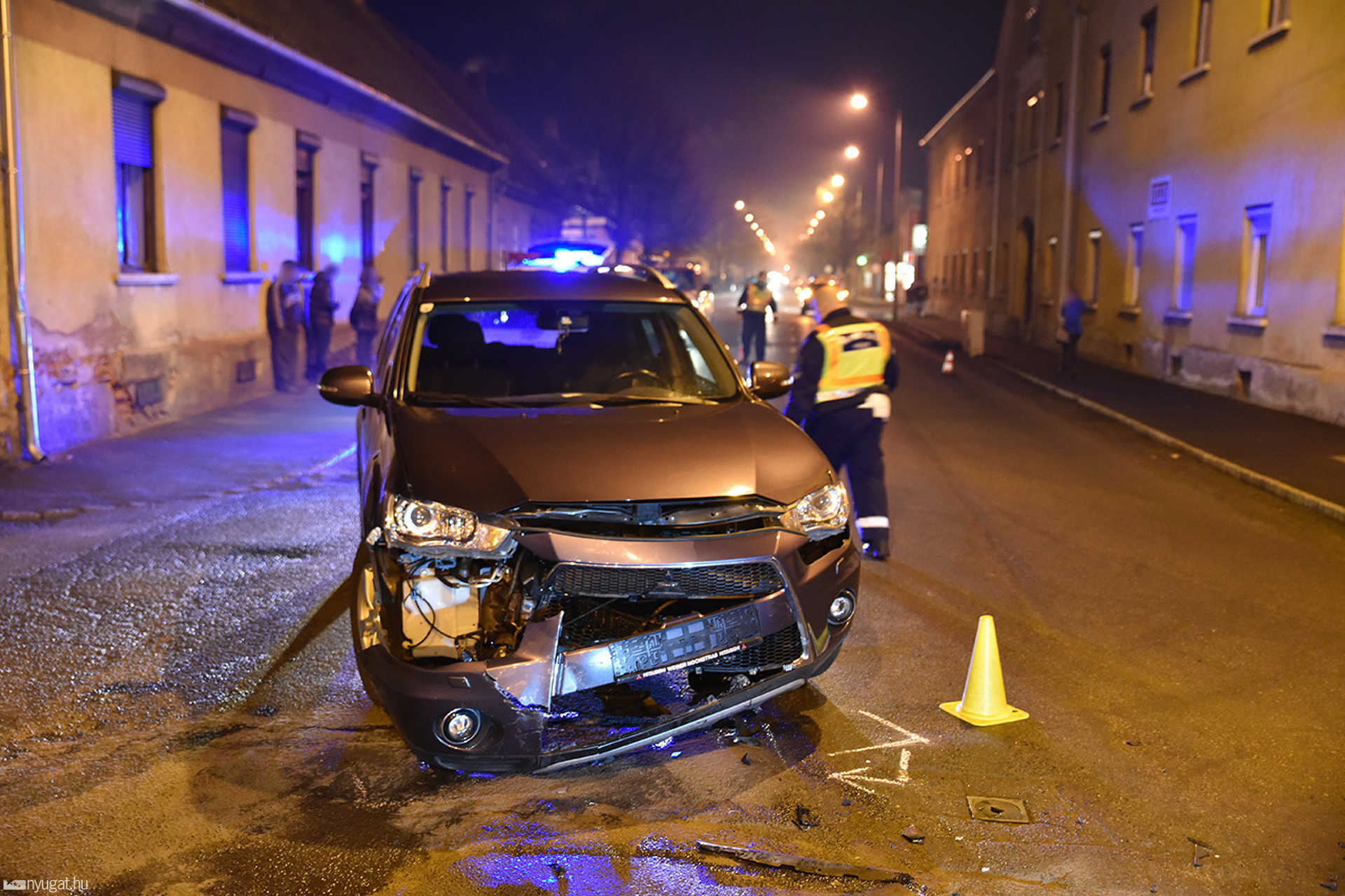 Szemből érkezőbe kanyarodott egy Mitsubishi Kőszegen