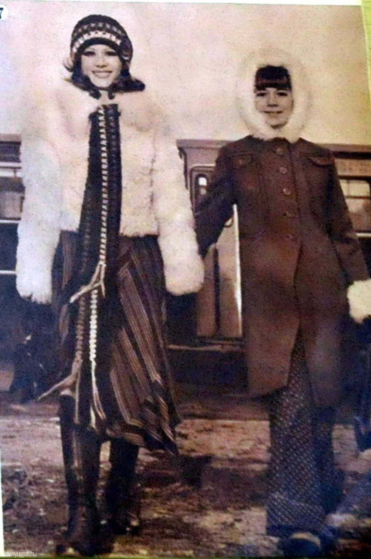 Fehér bárány dzseki, piros árnyalatos csíkos szoknyával. Kriszta tirolizöld-fehér szőrme kapucnis kabátban