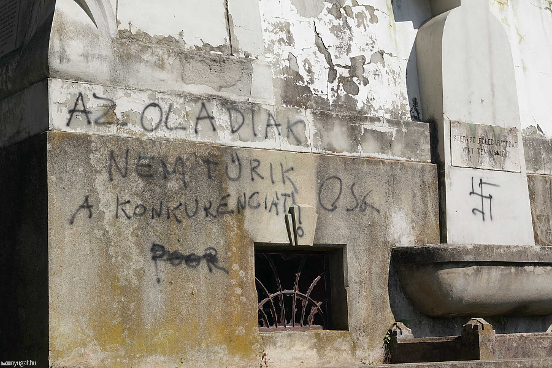 Önkényuralmi jelképek az Ernuszt-kriptán