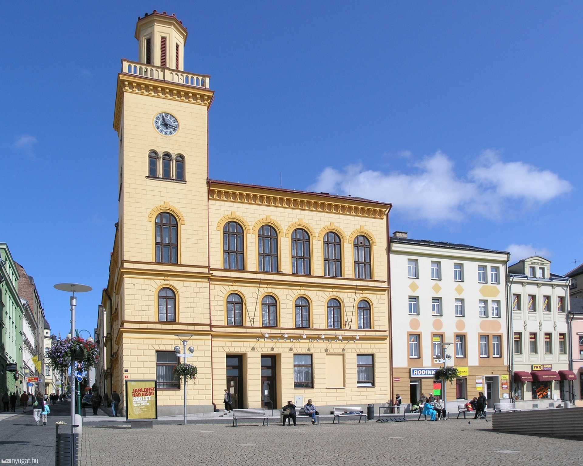 A főtér és a Városháza