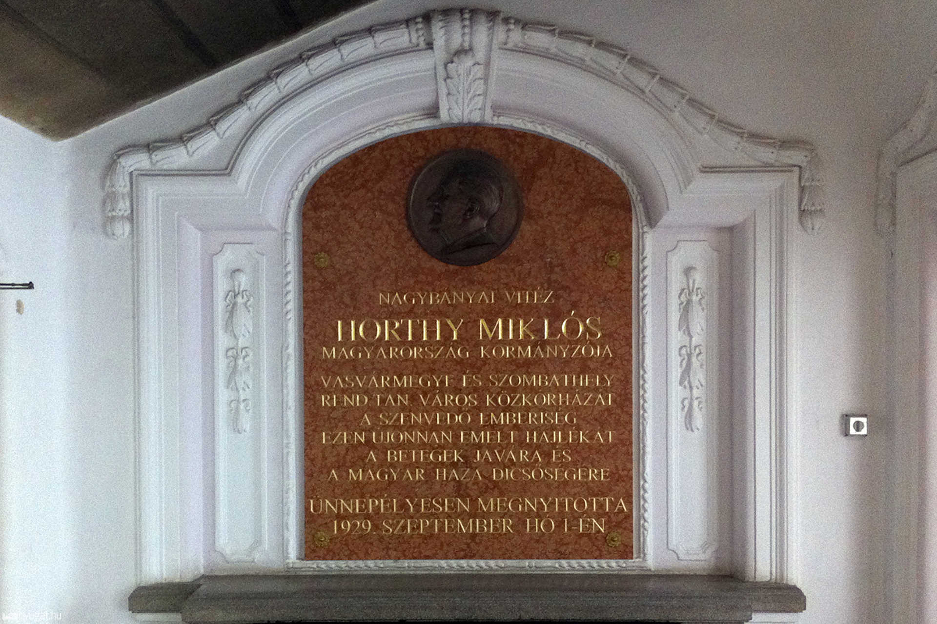 Horthy emléktábla a Markusovszky kórházban