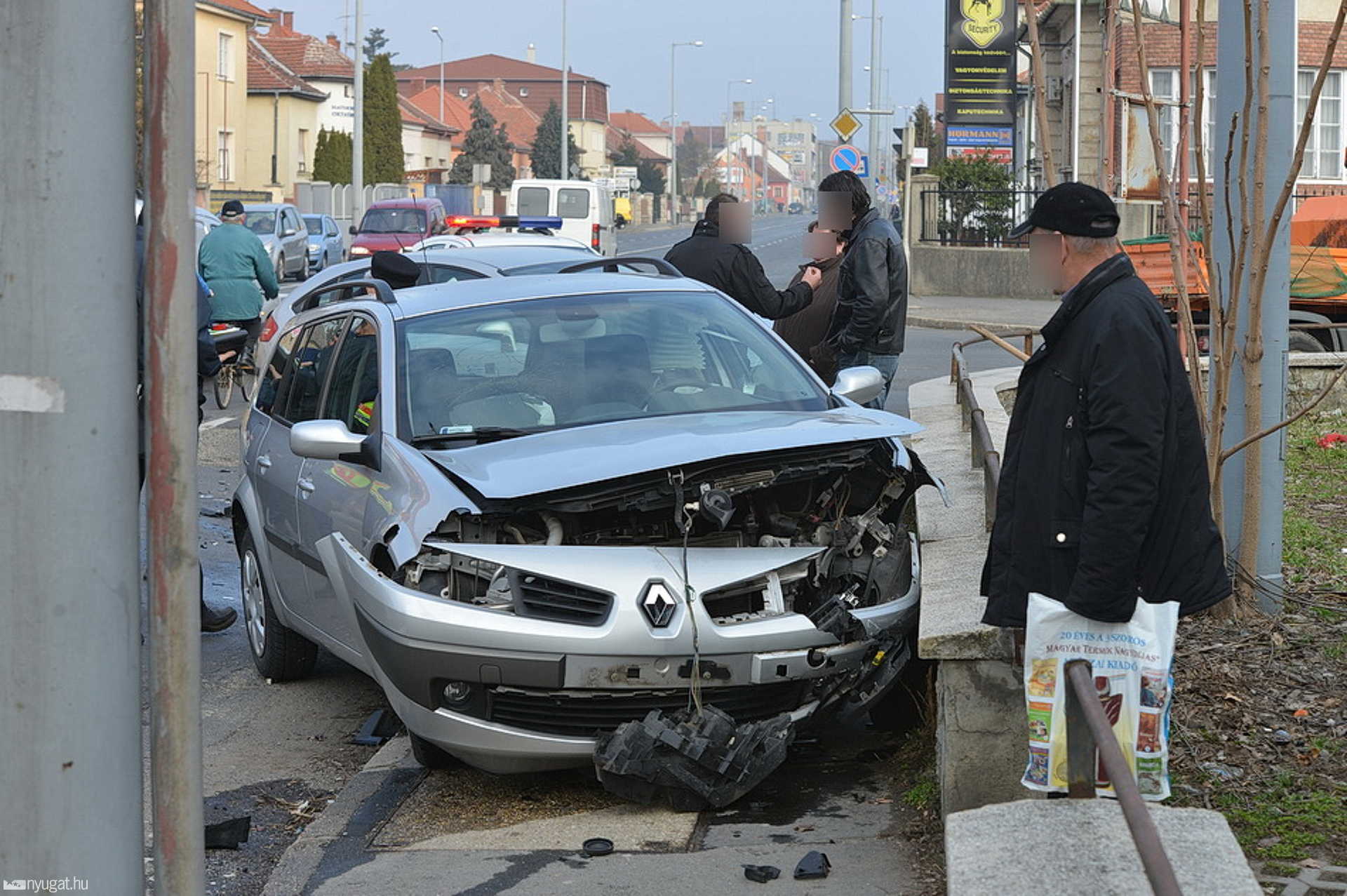 Piros lámpánál áthajtó Citroen ütközött Renaulttal Szombathelyen