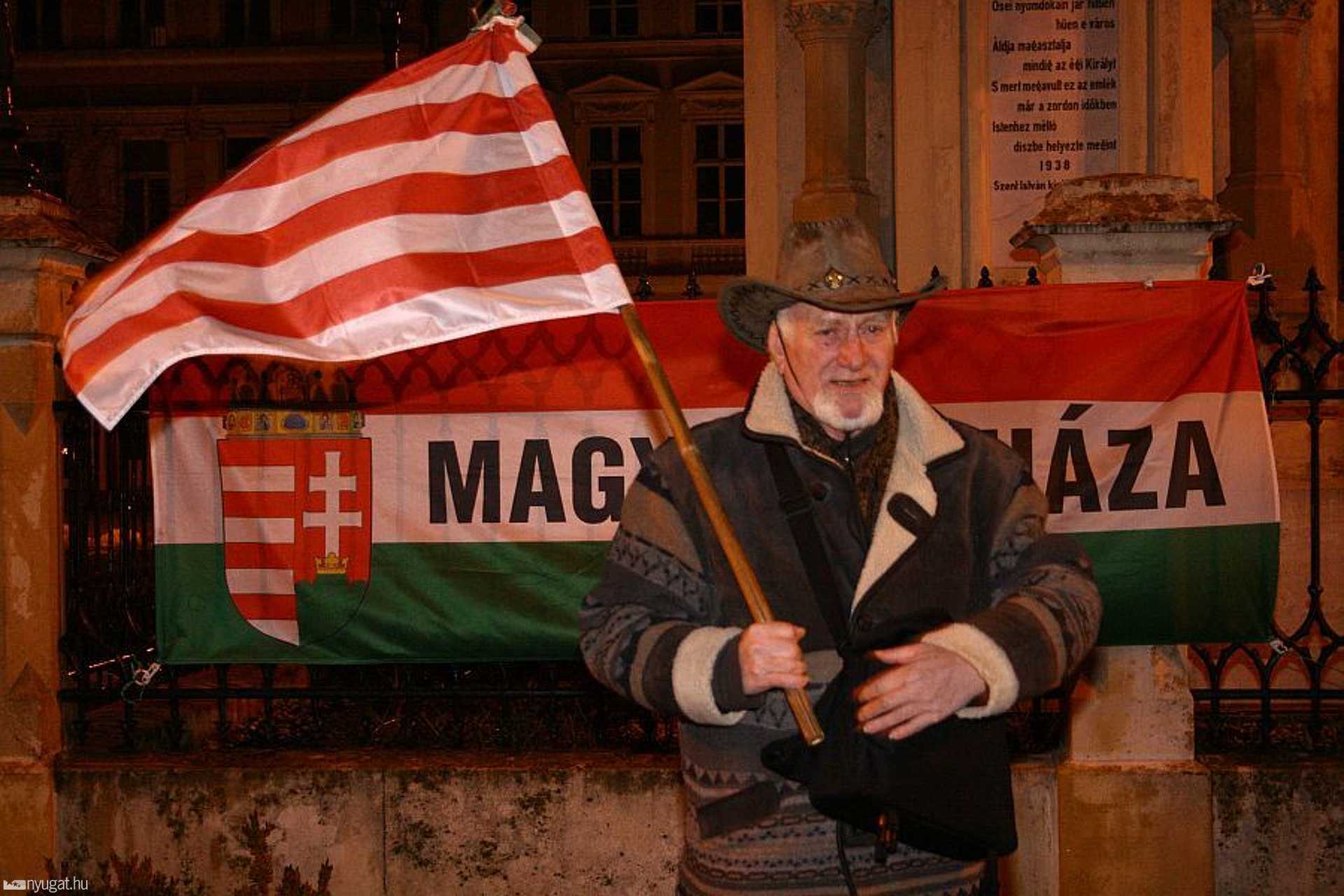 "Sátán, el a kezekkel a Szent Koronától!" - tüntetés