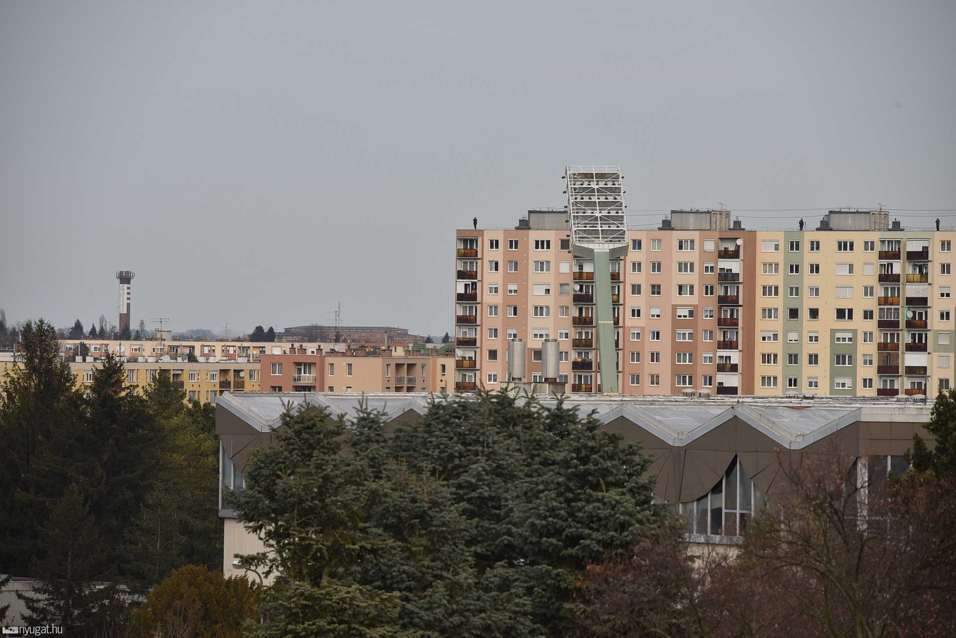 Oszlopdöntés az Emlékműtől