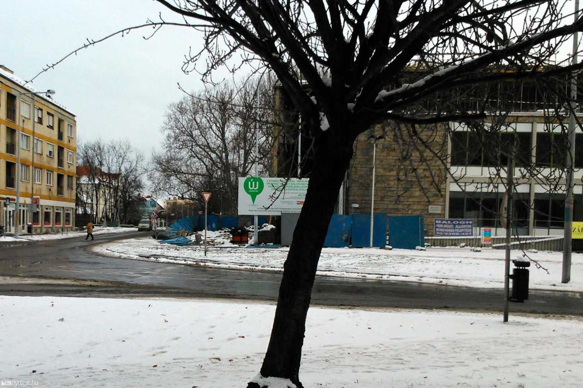 Az AGORA Művelődési és Sportház kerítése