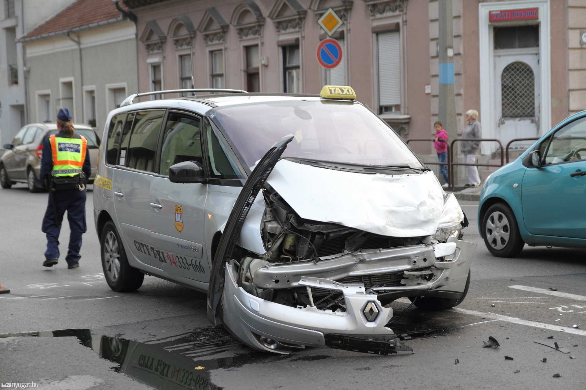 Két autó ütközött Szombathelyen