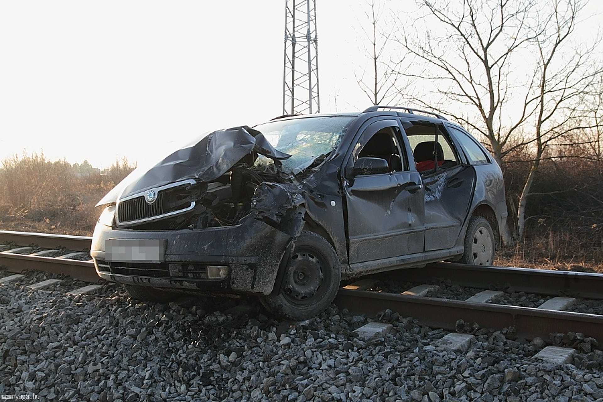 Vonat és személyautó ütközött a 87-es elkerülőn Szombathely mellett