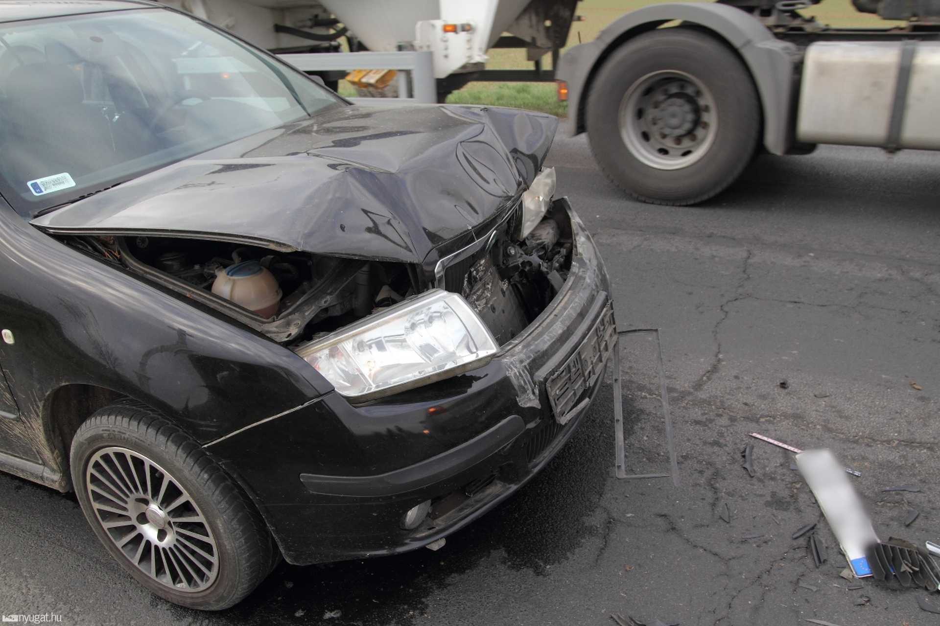 Összetolta a sort egy Skoda a 86-os úton