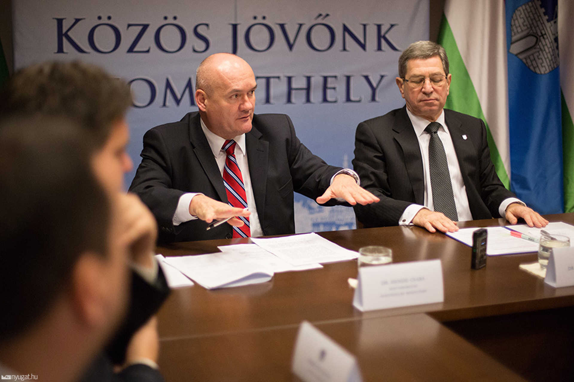 Sajtótájékoztató az adósságátvállalásról