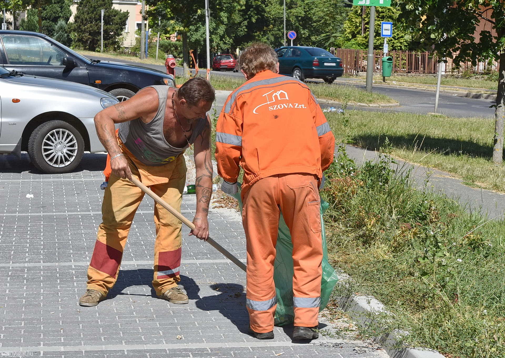 Hétfőn délelőtt megkezdték a szemét eltakarítását a Csónakázótónál, Szombathelyen