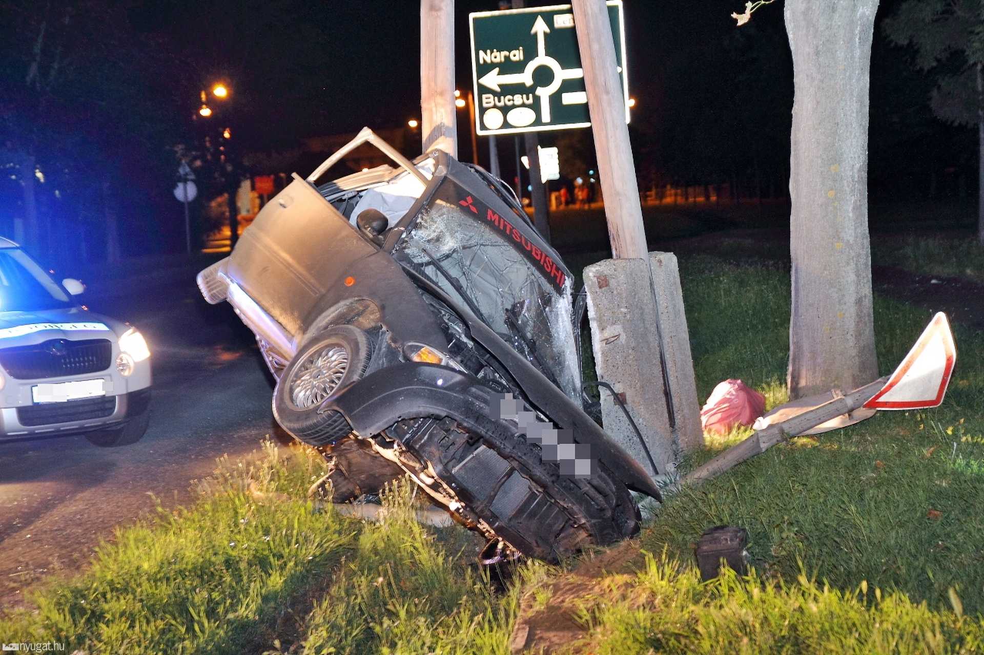 Felismerhetetlenné tört a villanyoszlopnak ütköző autó