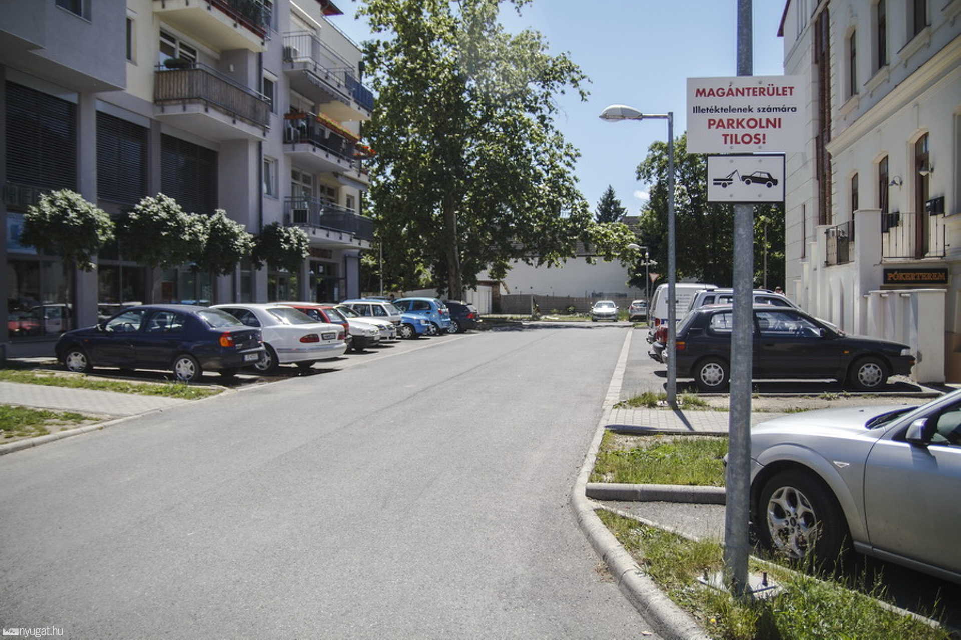 Palace irodaház körüli parkoló 