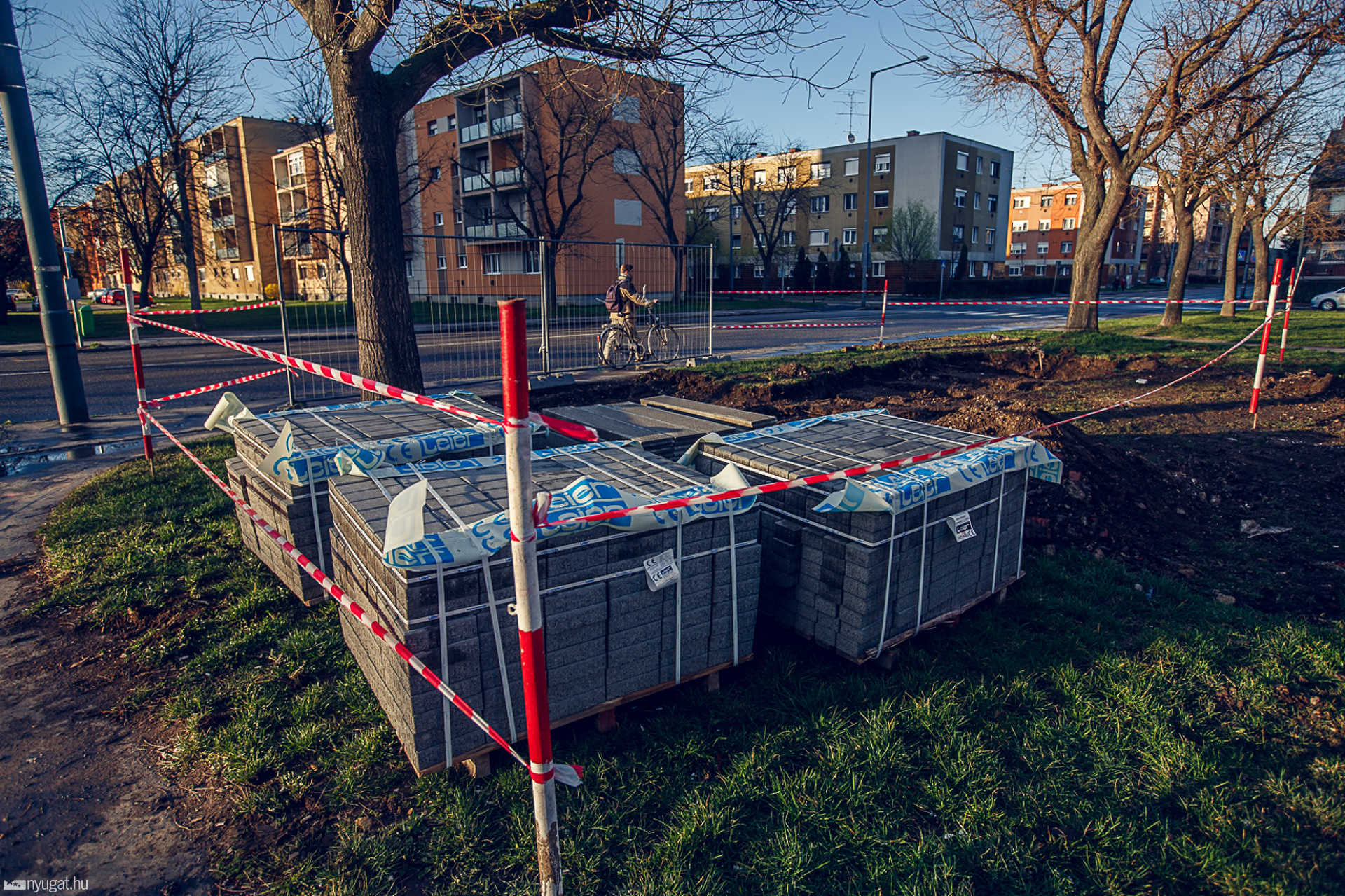 Fedett buszváró épül a Szent Gellért utcában