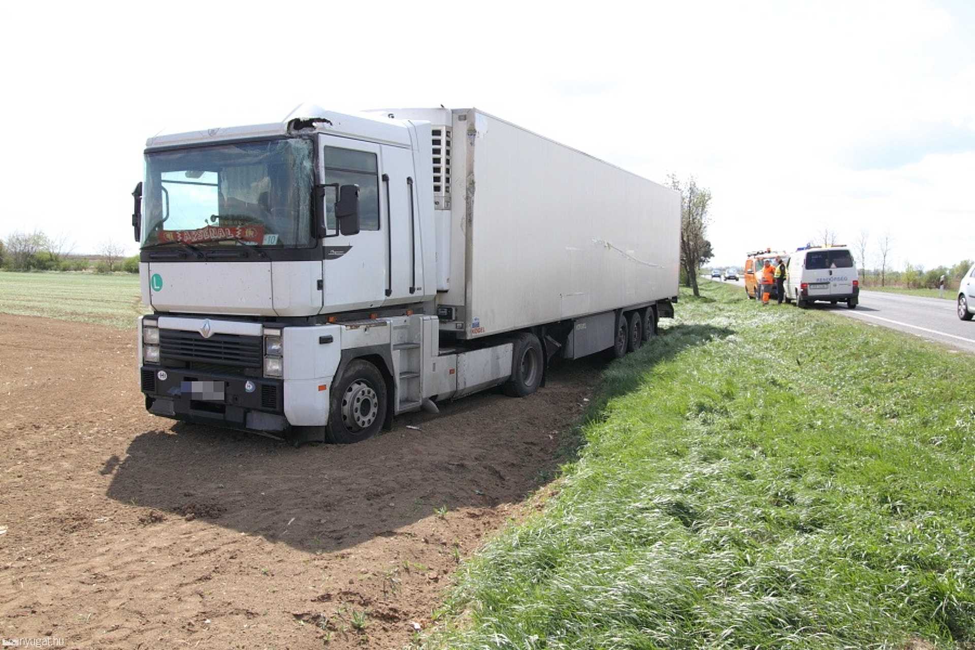 Baleset a viharos szél miatt a 86-oson