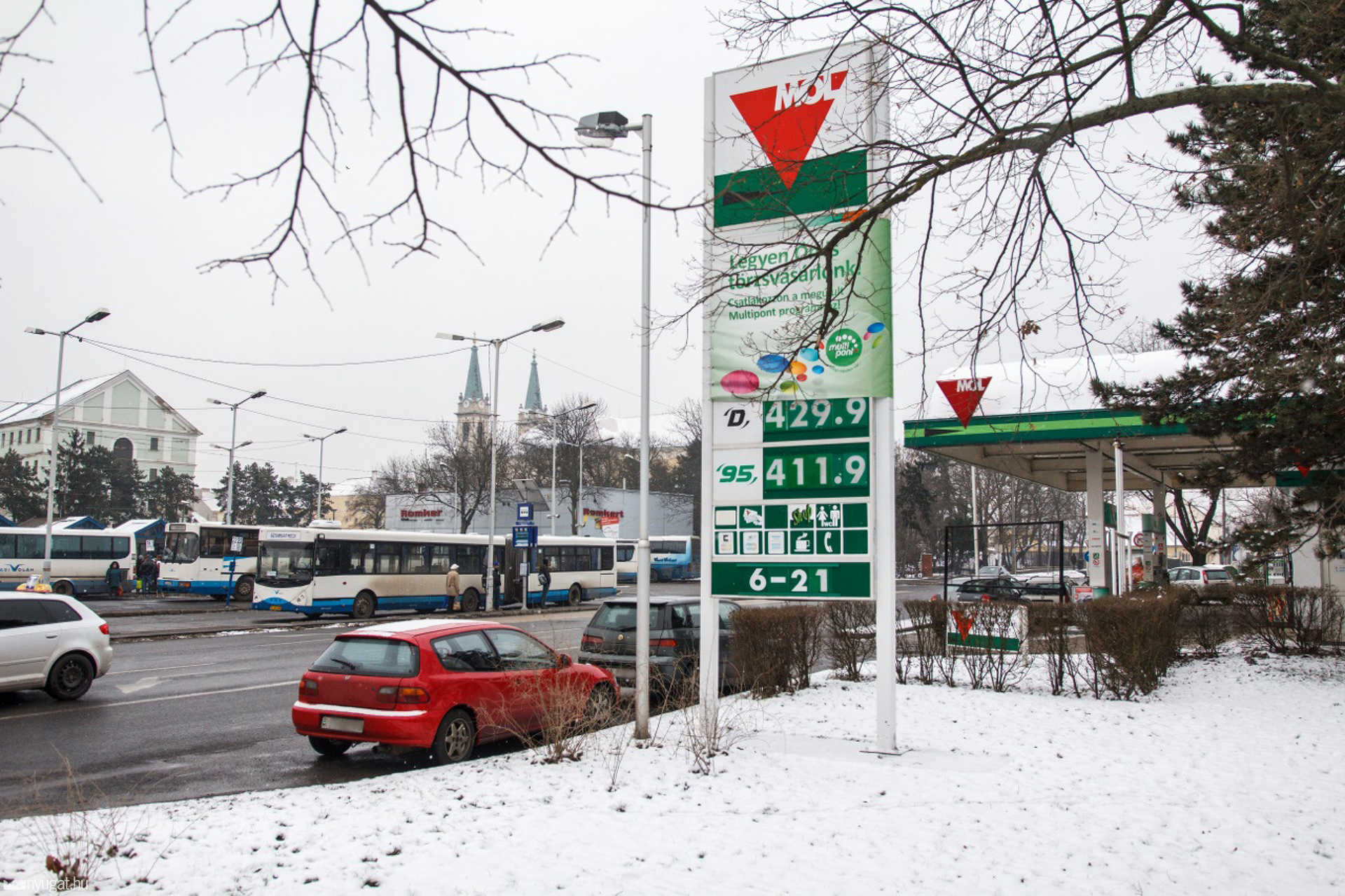 MOL benzinkút az Ady Endre téren