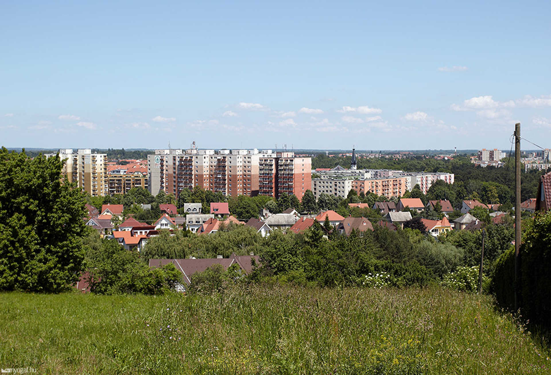 Beépült a kilátó alatt az Oladi domb