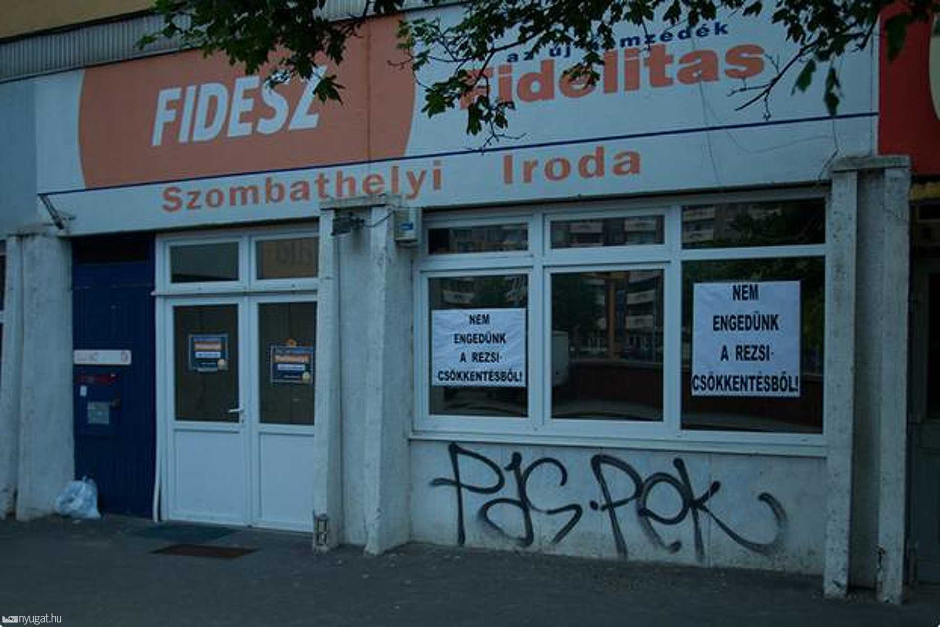 Leragasztották a Fidesz irodát