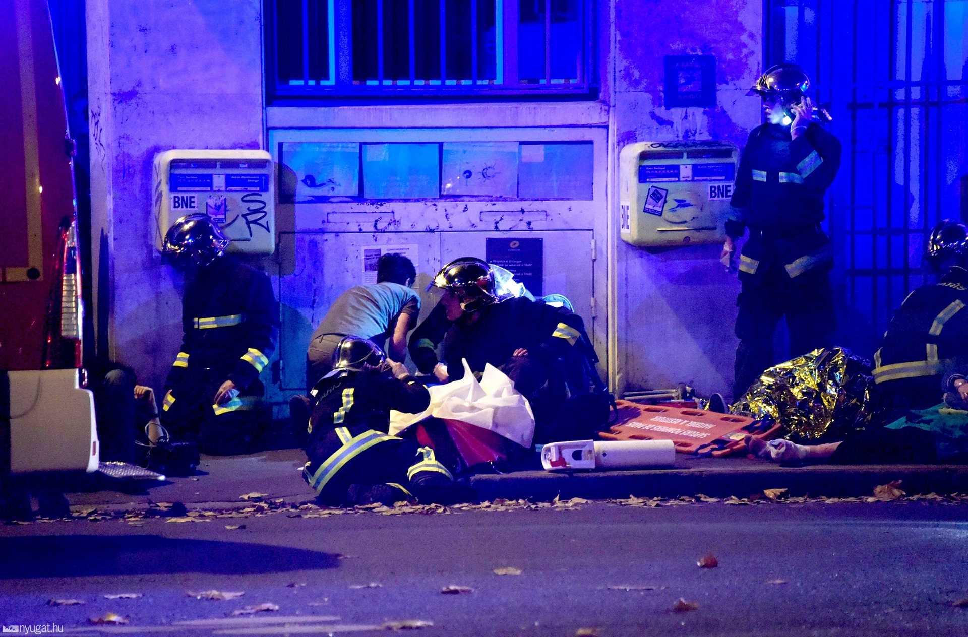 Sérülteket látnak el a Bataclan közelében
