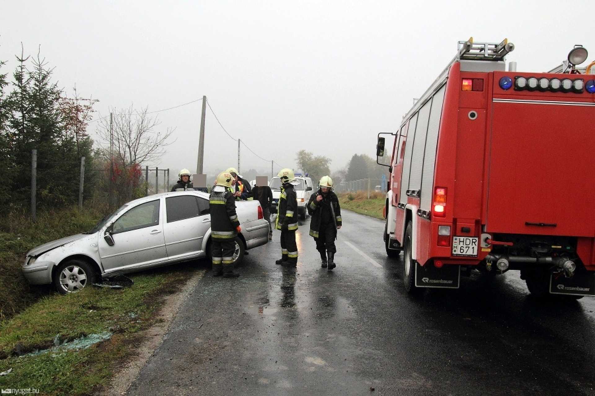 Tetőre borult autó Ják és Szombathely között