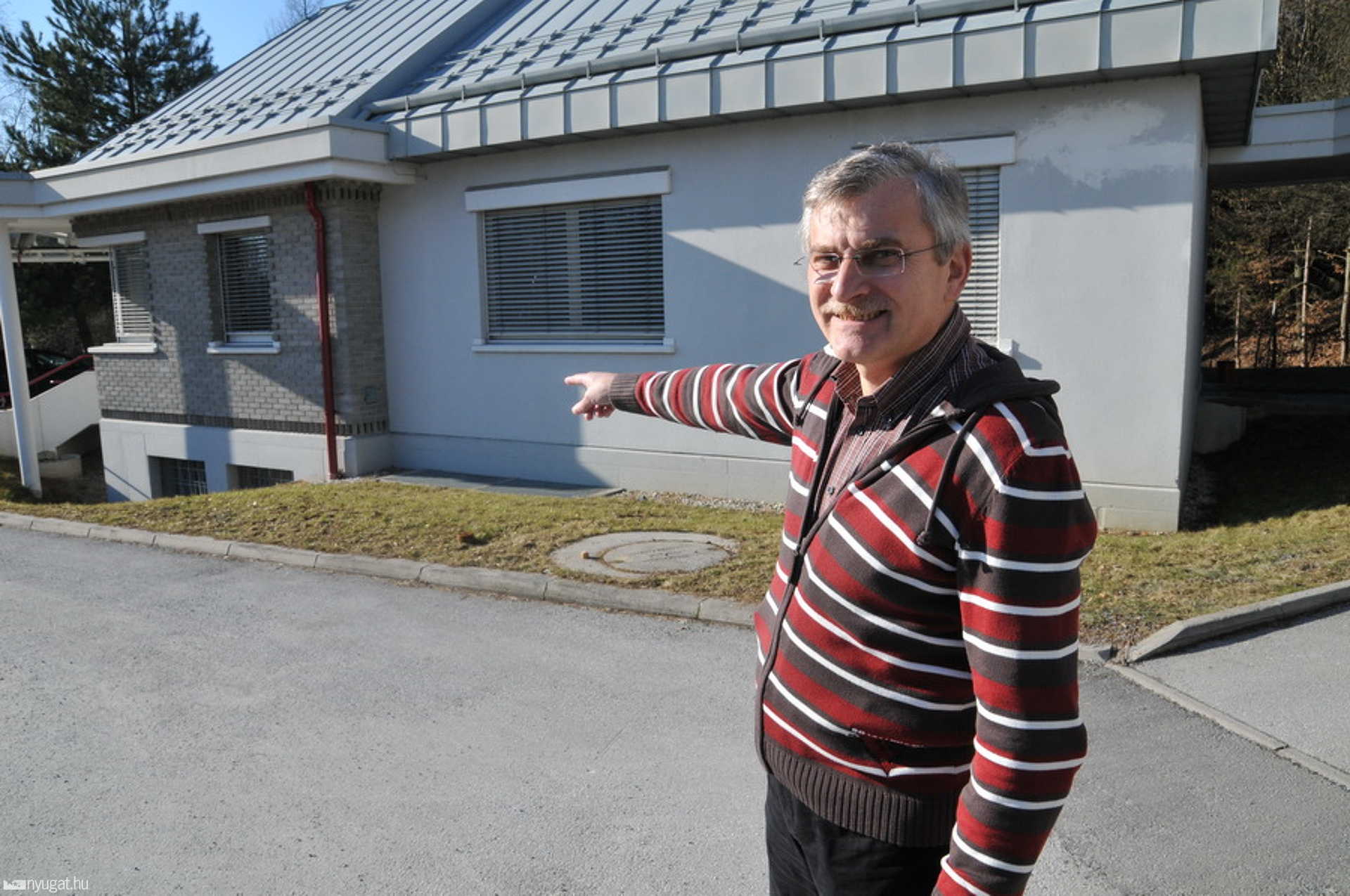 Mühl Otmar a cellák helyét mutatja - lent a föld alatt